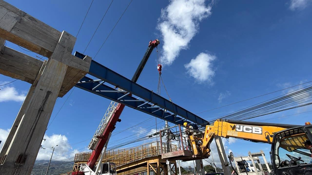 La RN 2 tendrá cierres nocturnos en La Lima de Cartago por la instalación de vigas del nuevo puente peatonal.