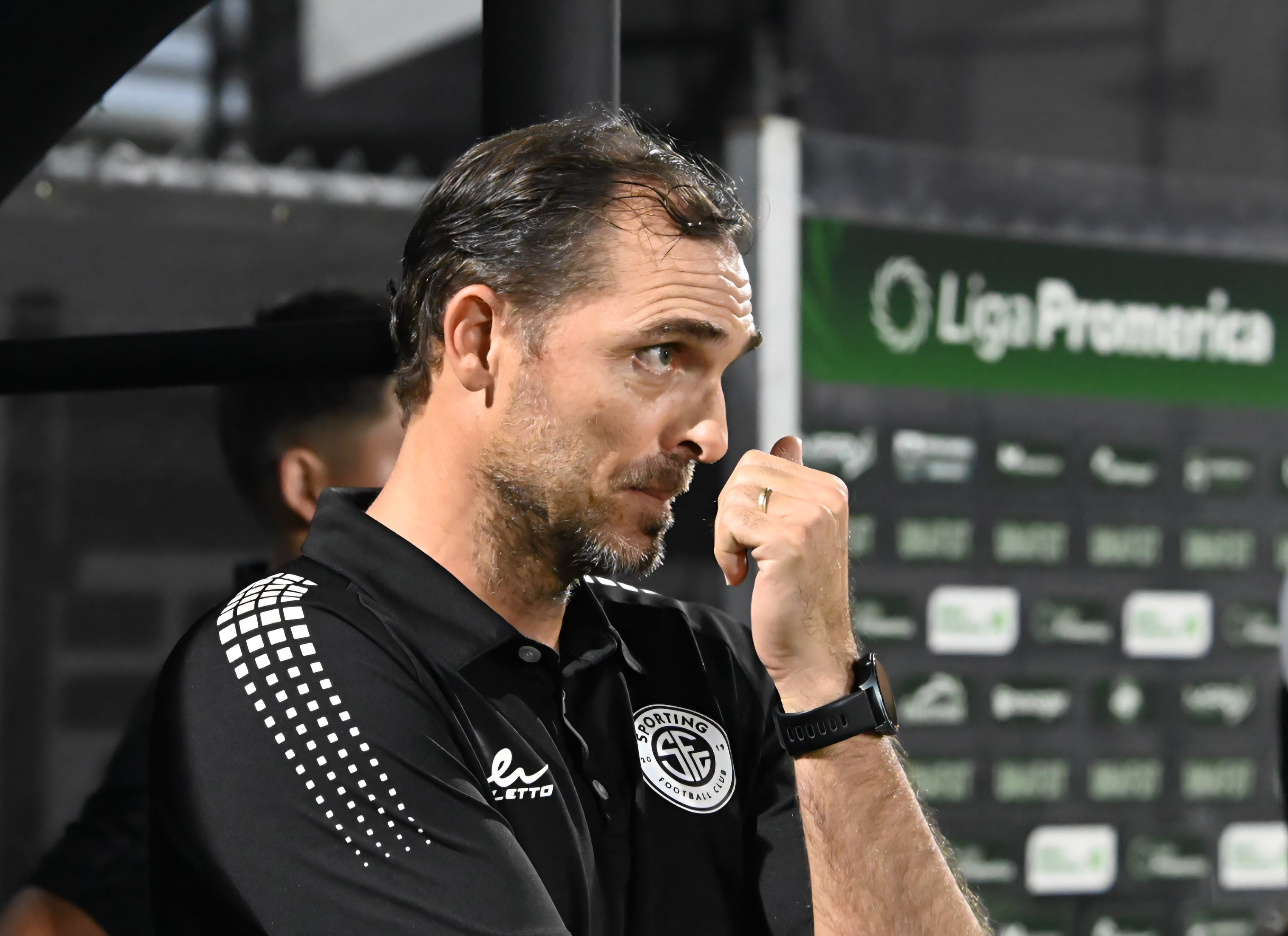 25 de julio del 2026. Estadio Puente de Piedra, Grecia. 20:00 hrs. El equipo Sporting FC se enfrenta a la Liga Deportiva Alajuelense en la jornada 1 del Torneo de Apertura del Campeonato Nacional de fútbol de Primera División. En la foto: los técnicos Andrés Carevic (Sporting) e Ismael Rescalvo (LDA). Acciones durante el juego. Foto: Albert Marin.