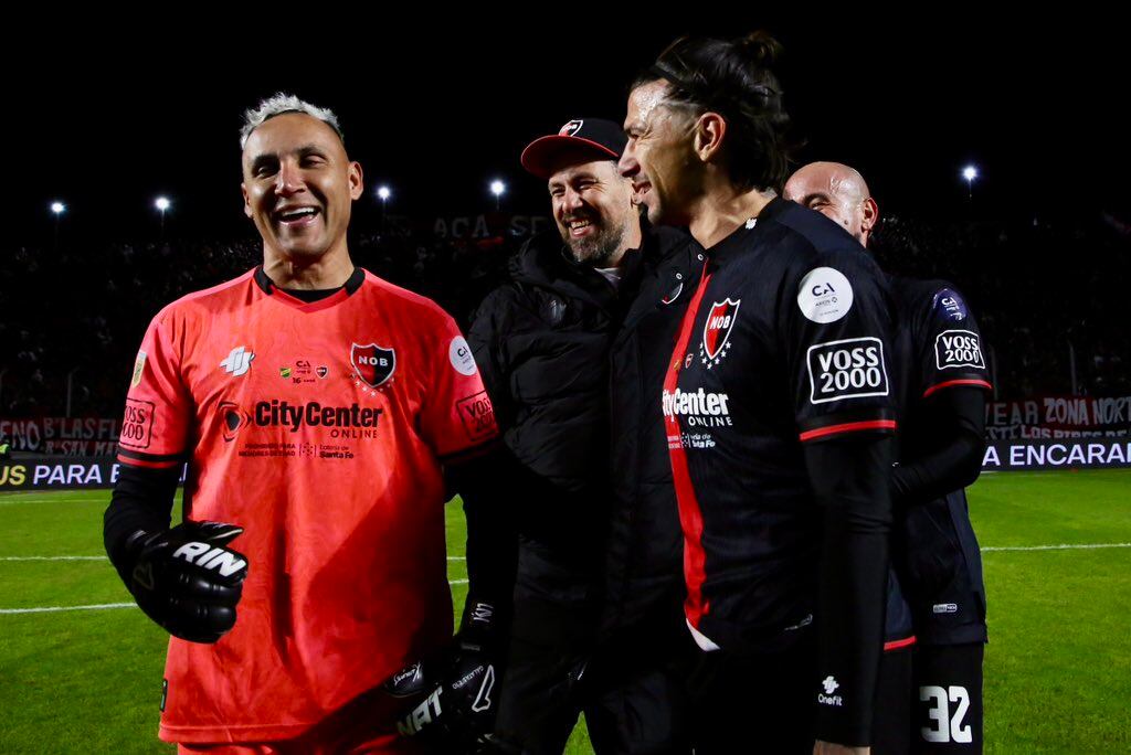 Keylor Navas junto a su entrenador en Newell's, Cristian Fabbiani, además de sus compañeros: Víctor Cuesta y Carlos González.