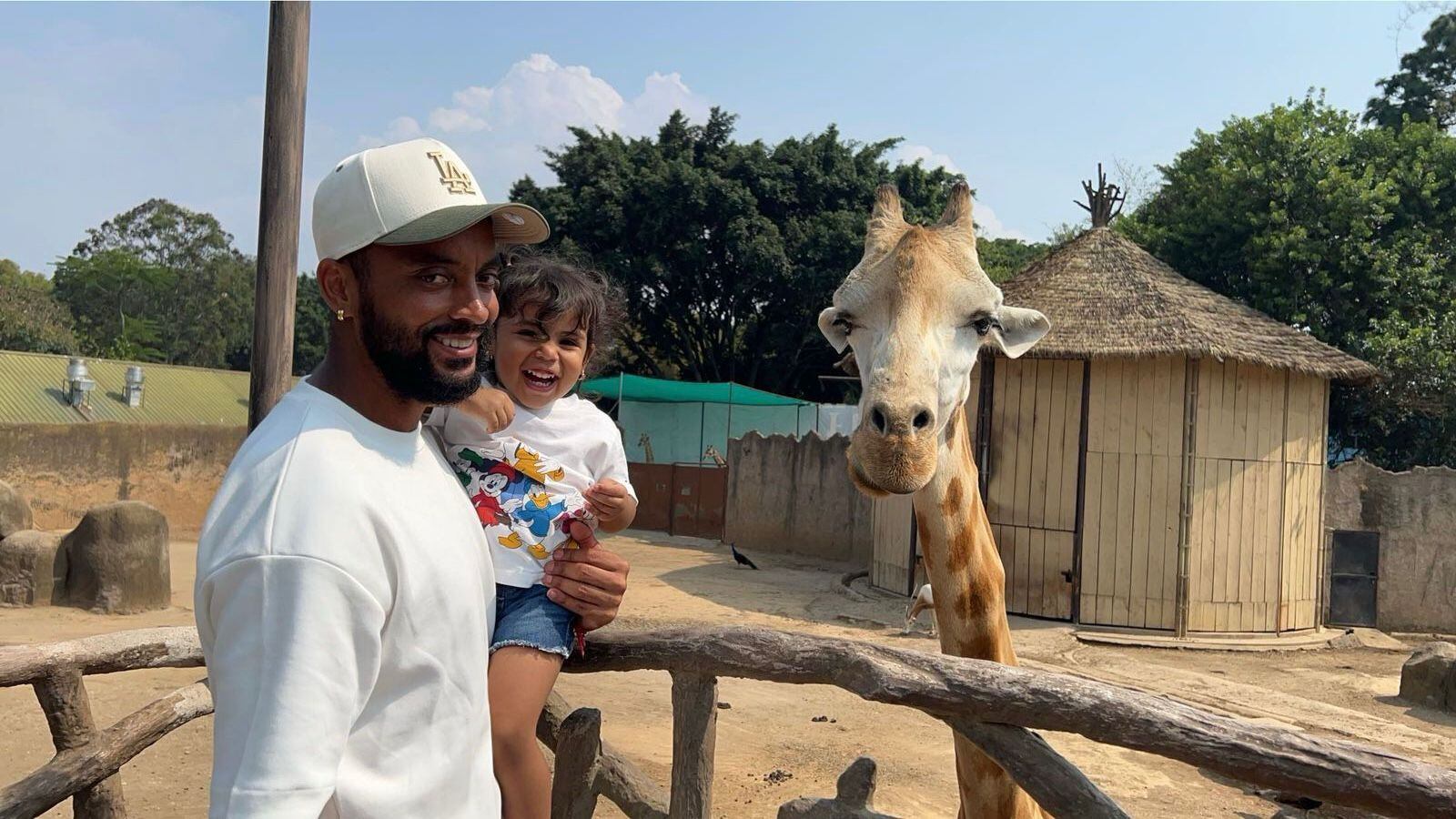 Manfred Russell junto a su hija, Lorraine Russell, quien lo acompañó en el Zoológico La Aurora. Fotografía: Cortesía