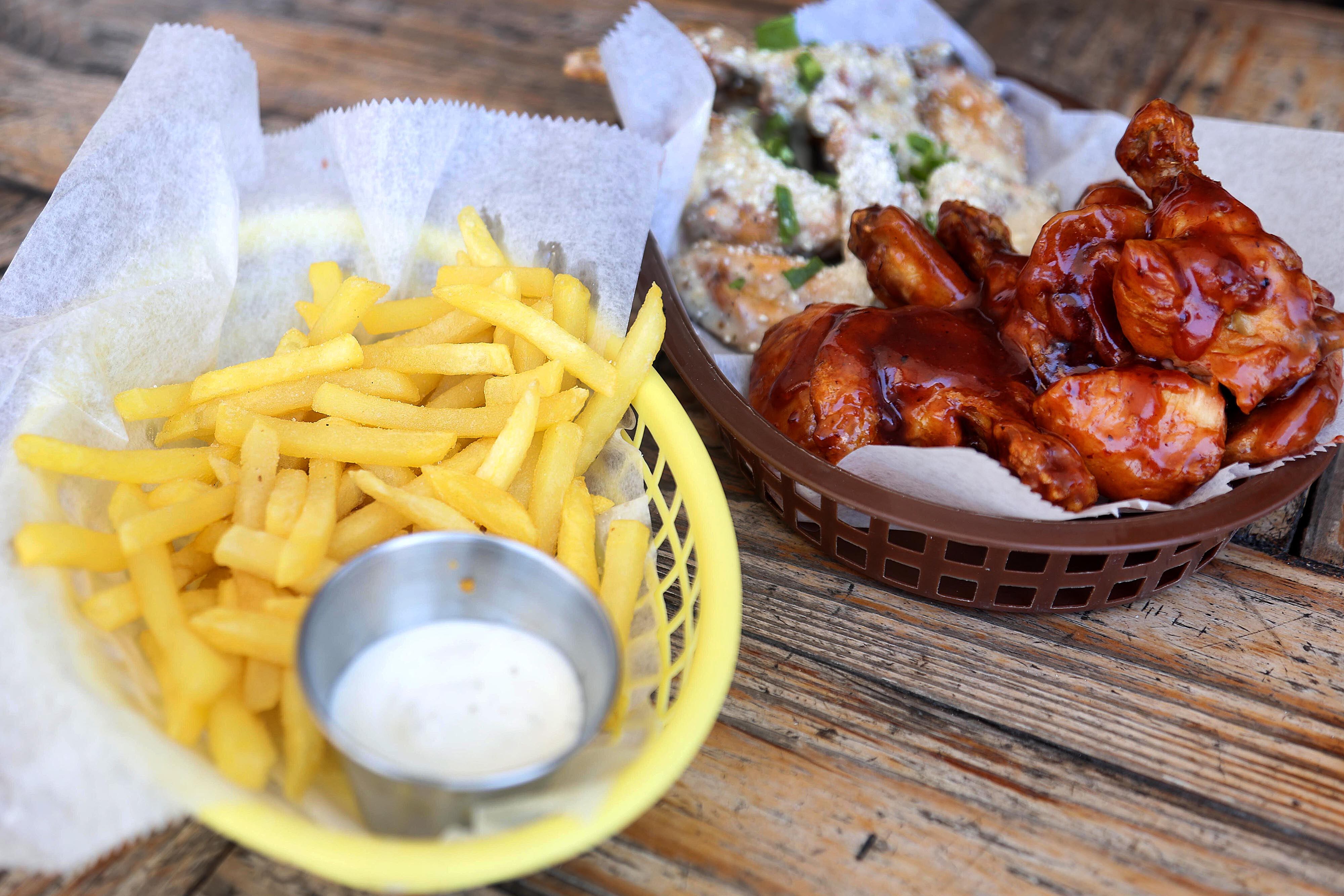 16/04/2024 San Pedro. Wings on Fire, local gastronómico ubicado diagonal a Muñoz y Nane, que entre otras cosas se ha vuelto famoso por las alitas de pollo bañadas con salsas diferentes a las tradicionales, como maracuyá, mora y tamarindo, entre otras. Foto: Rafael Pacheco Granados