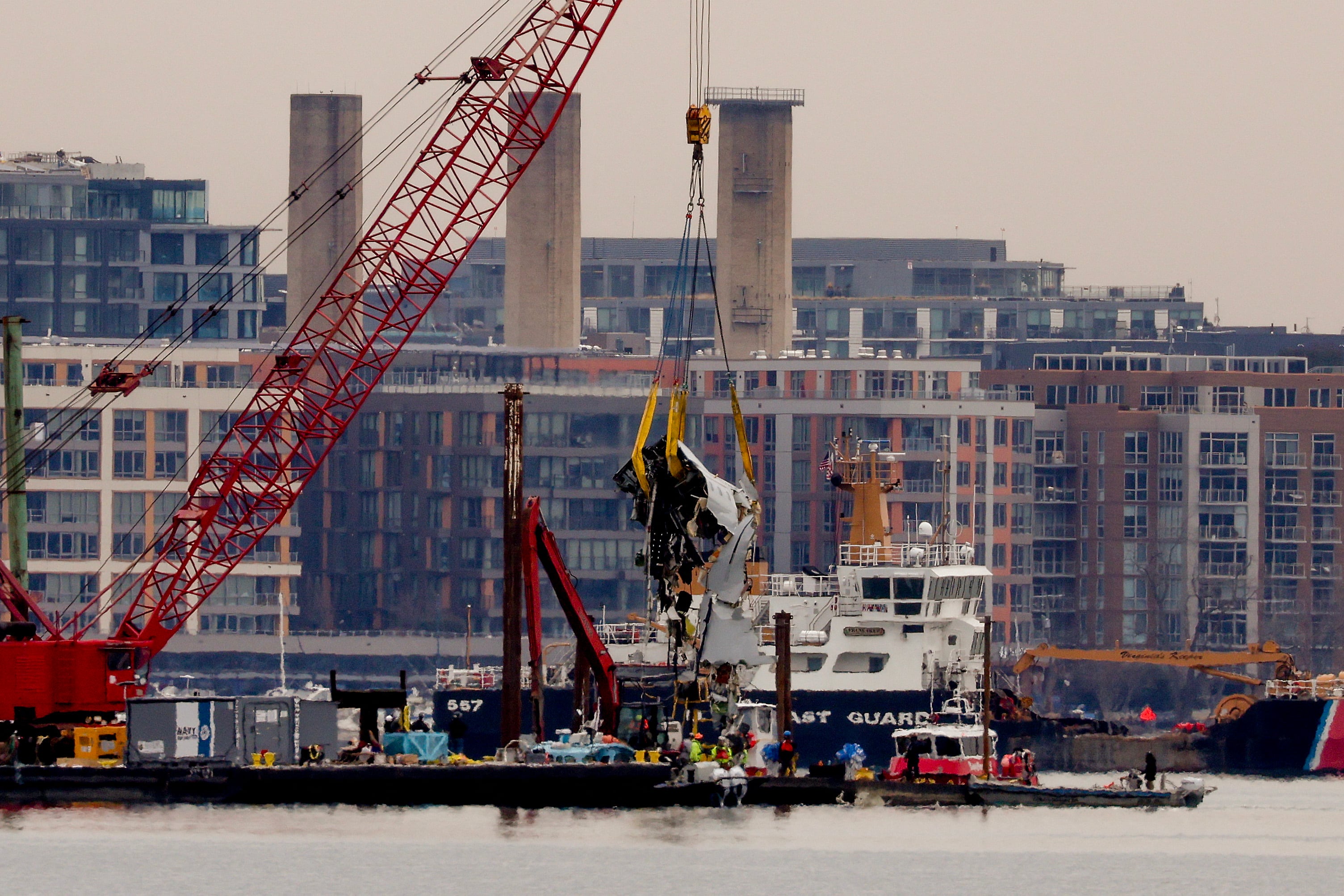 Una gran parte del fuselaje del avión dañado es sacada del río Potomac durante los esfuerzos de recuperación tras el accidente de American Airlines.