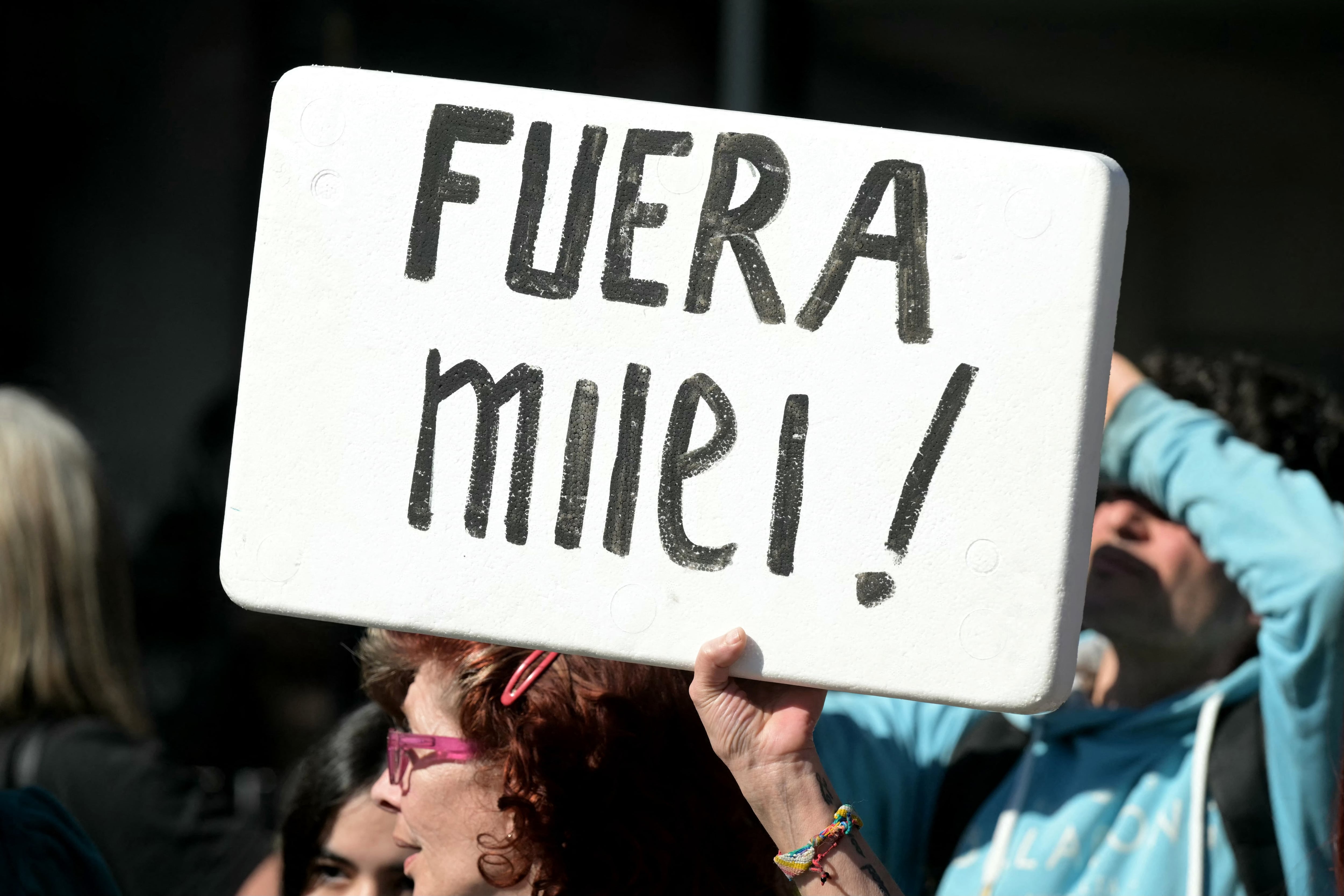 Con carteles de “Fuera Milei”, un grupo de manifestantes atacó con piedras el vehículo en el que viajaba el presidente argentino.
