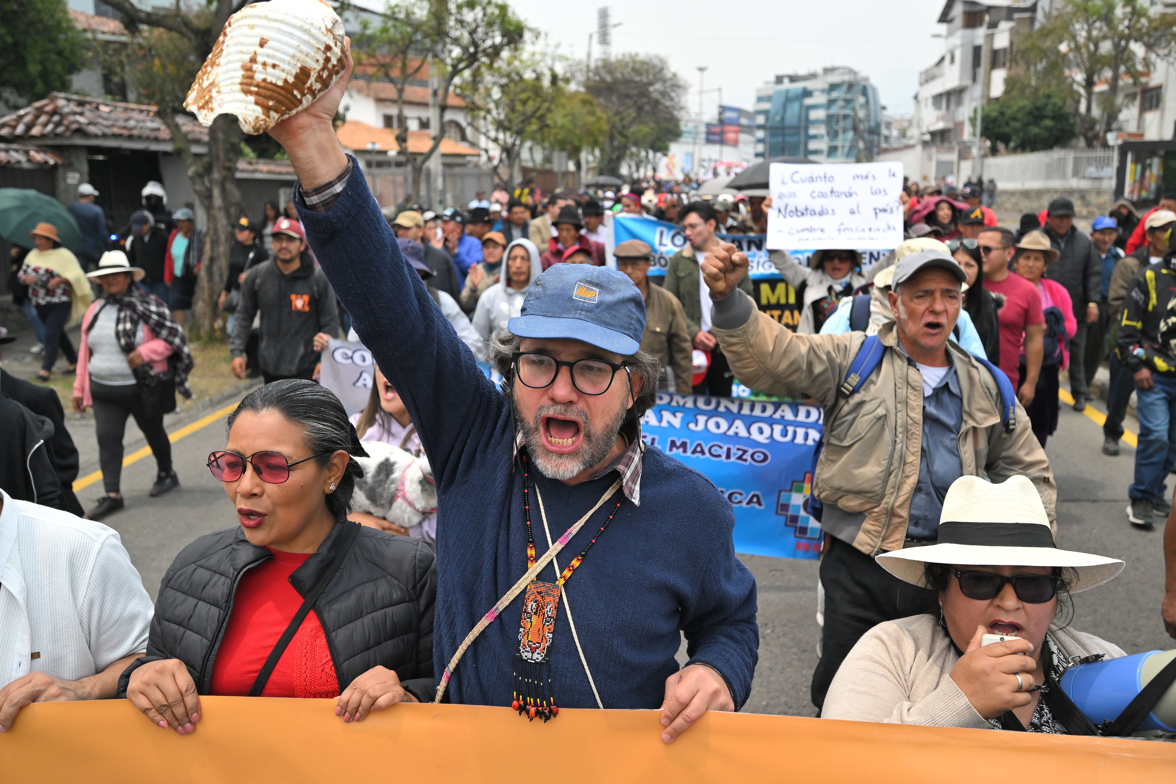 Miembros de movimientos sociales participan en una marcha contra la XXIX cumbre iberoamericana cerca del museo Pumapungo en Cuenca, Ecuador. Algunos manifestantes mostraron su rechazo al extractivismo y expresaron temor por el racionamiento de agua.