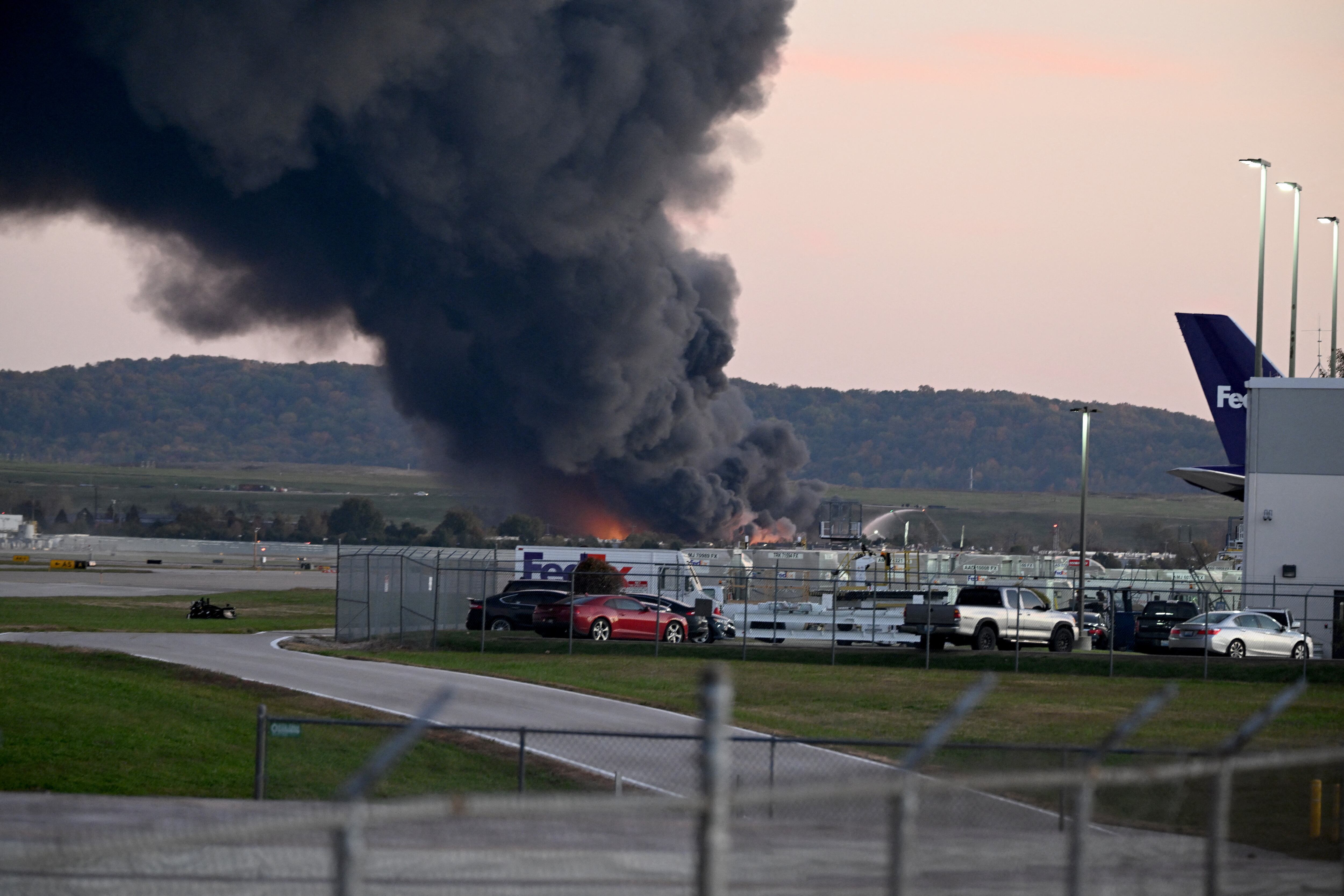 Fuego y humo marcan el lugar donde se estrelló un avión de carga de UPS cerca del Aeropuerto Internacional Muhammad Ali de Louisville el 4 de noviembre anterior en Louisville, Kentucky. Fotografía: