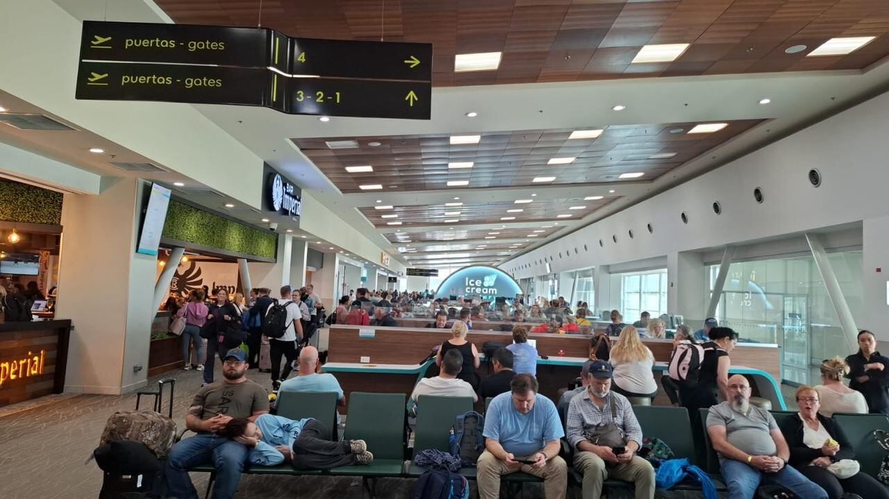 Pasajeros en el aeropuerto de Liberia (Guanacaste) durante el 17 de noviembre. Este día, 1.005 turistas no pudieron tomar su vuelo por una cancelación de operaciones. Fotografía: Guanacaste Aeropuerto para LN.