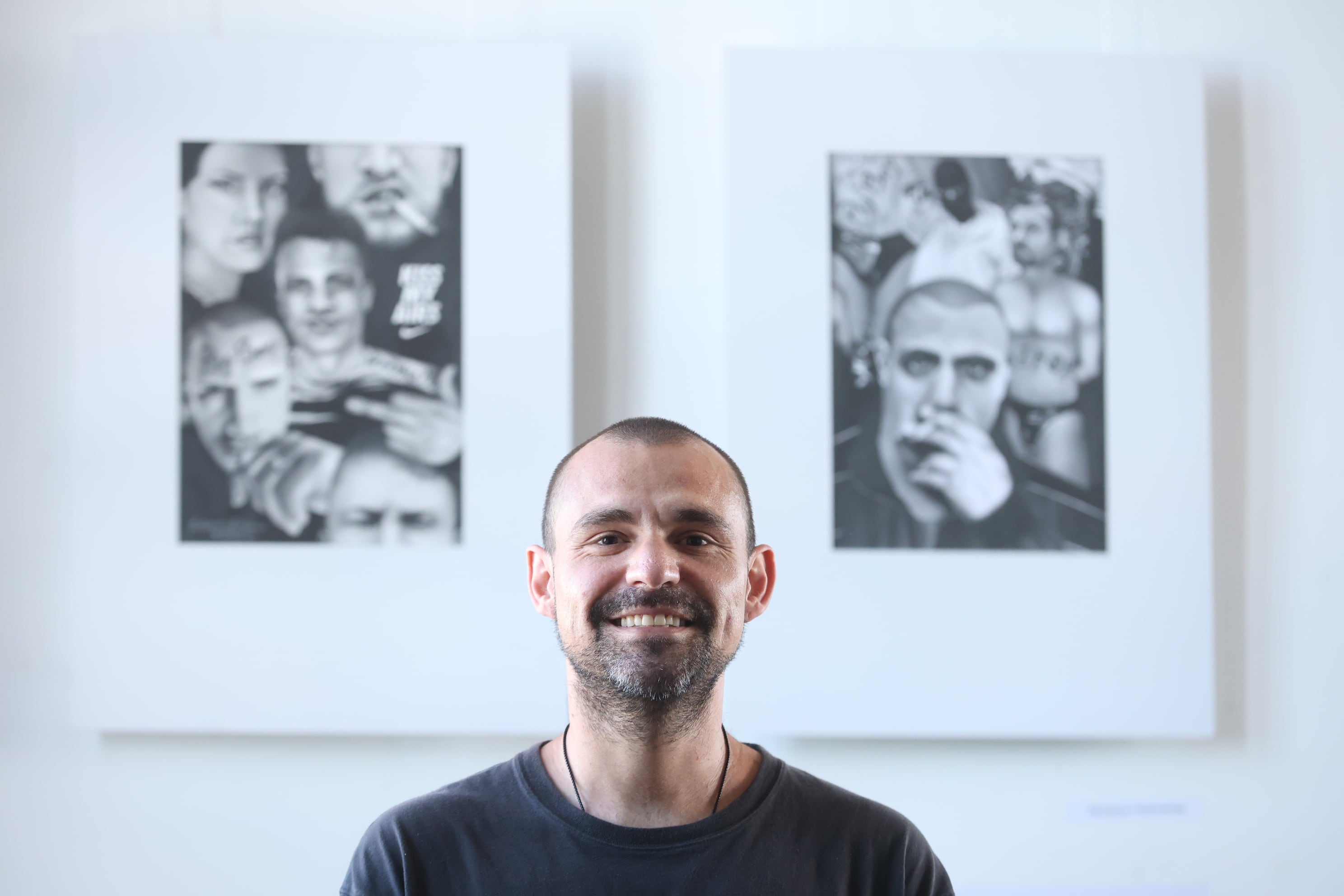Retratos del artista Eduardo Vásquez durante su exposición “Gris Oscuro”