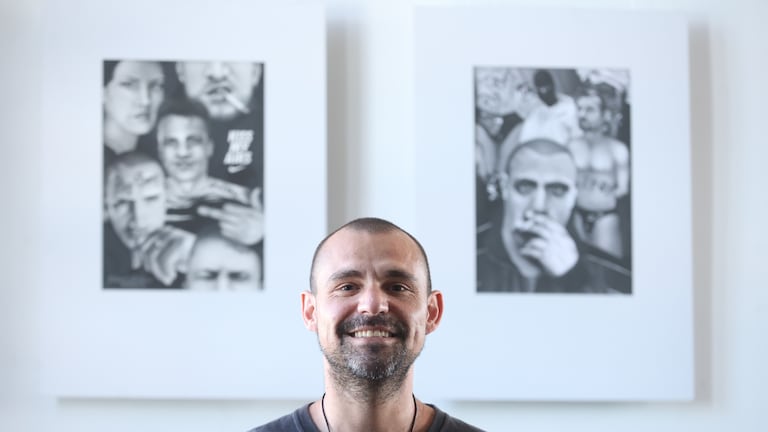 Estuvo en las calles por seis meses; hoy exhibe su arte en la Botica Solera