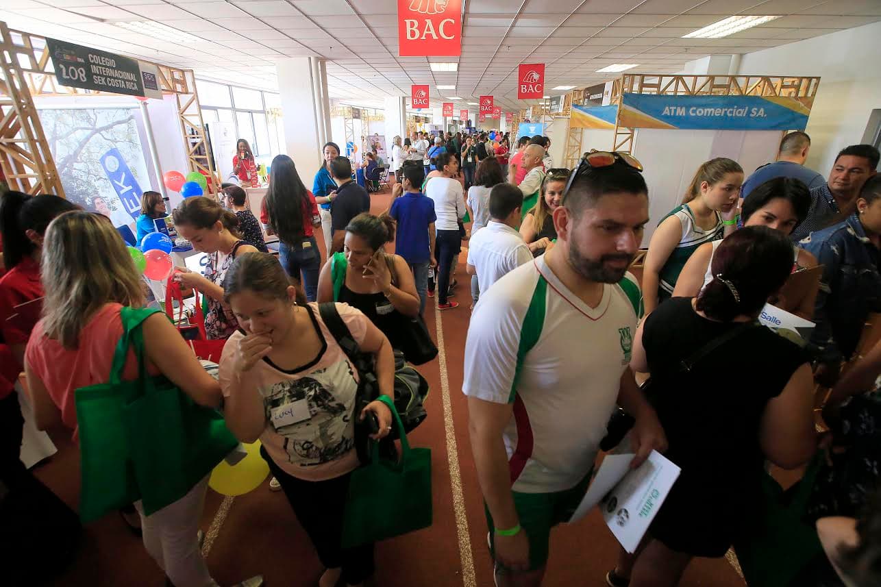 La feria de colegios privados se realizó en el Estadio Nacional.