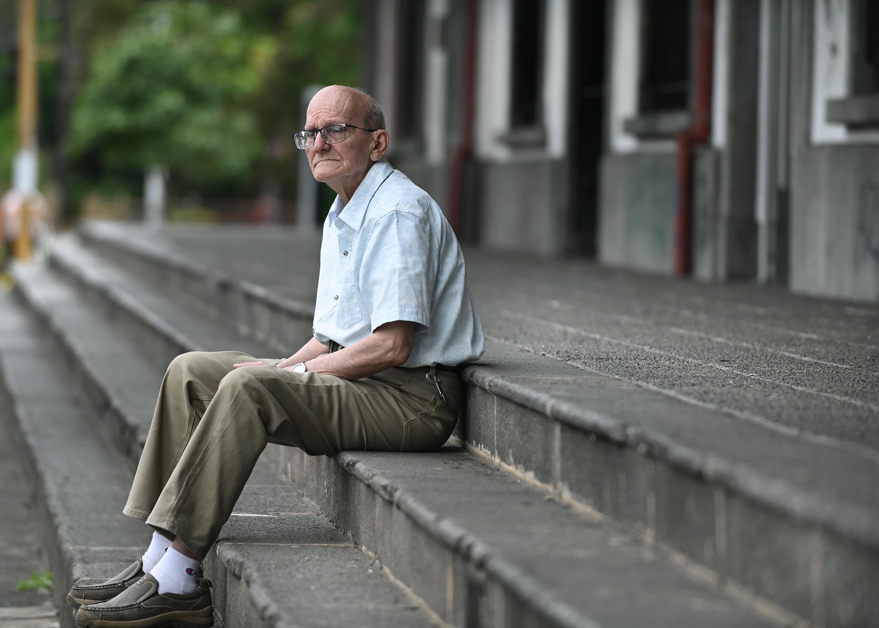 10 de junio del 2025. Estación de trenes del Atlántico, San José. 10:30 hrs. Retratos de los escritores costarricenses Gerardo César Hurtado y Bernabé Berrocal para la Revista Dominical. En la foto: Gerardo César Hurtado. Foto; Albert Marín