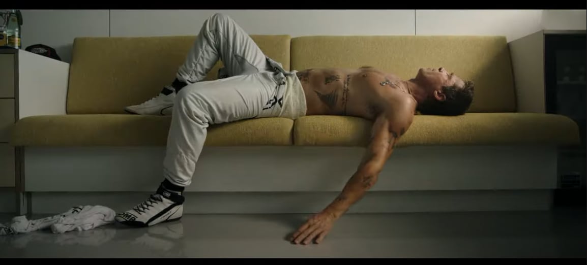 Un adelanto de F1 reveló los tatuajes que Brad Pitt aún conserva, algunos en honor a Angelina Jolie.