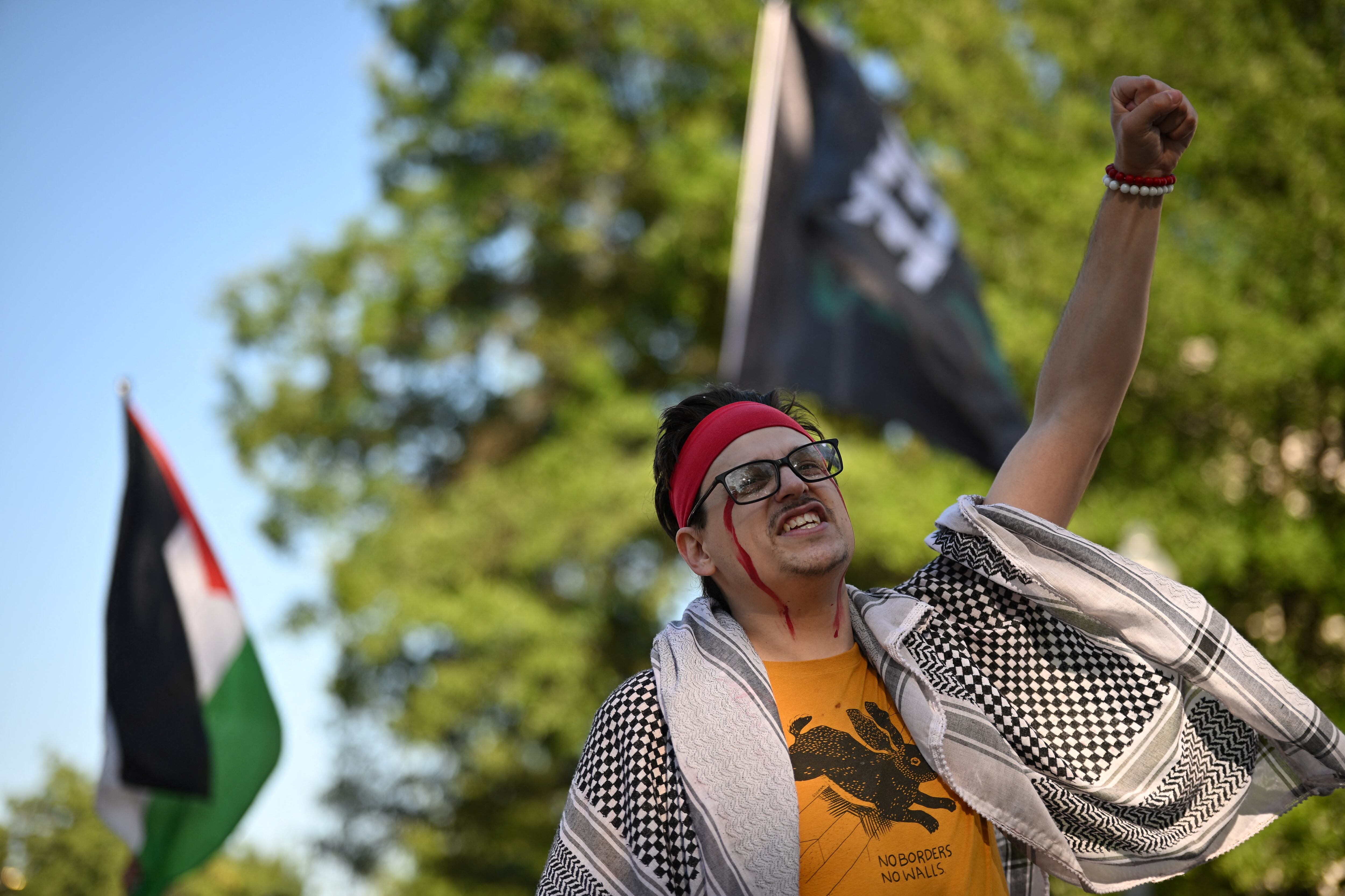 De los 251 rehenes capturados durante el ataque de Hamás en 2023, todavía 49 están retenidos en Gaza, incluidos 27 que, según el ejército, están muertos. El movimiento islamista palestino acusó este jueves a Netanyahu de sacrificar a los rehenes.