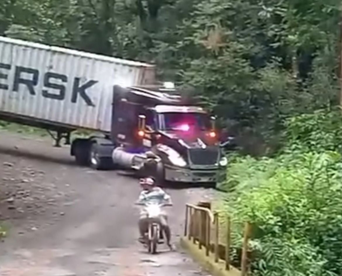 Trailero maniobrando en los angostos caminos de la ruta 301.