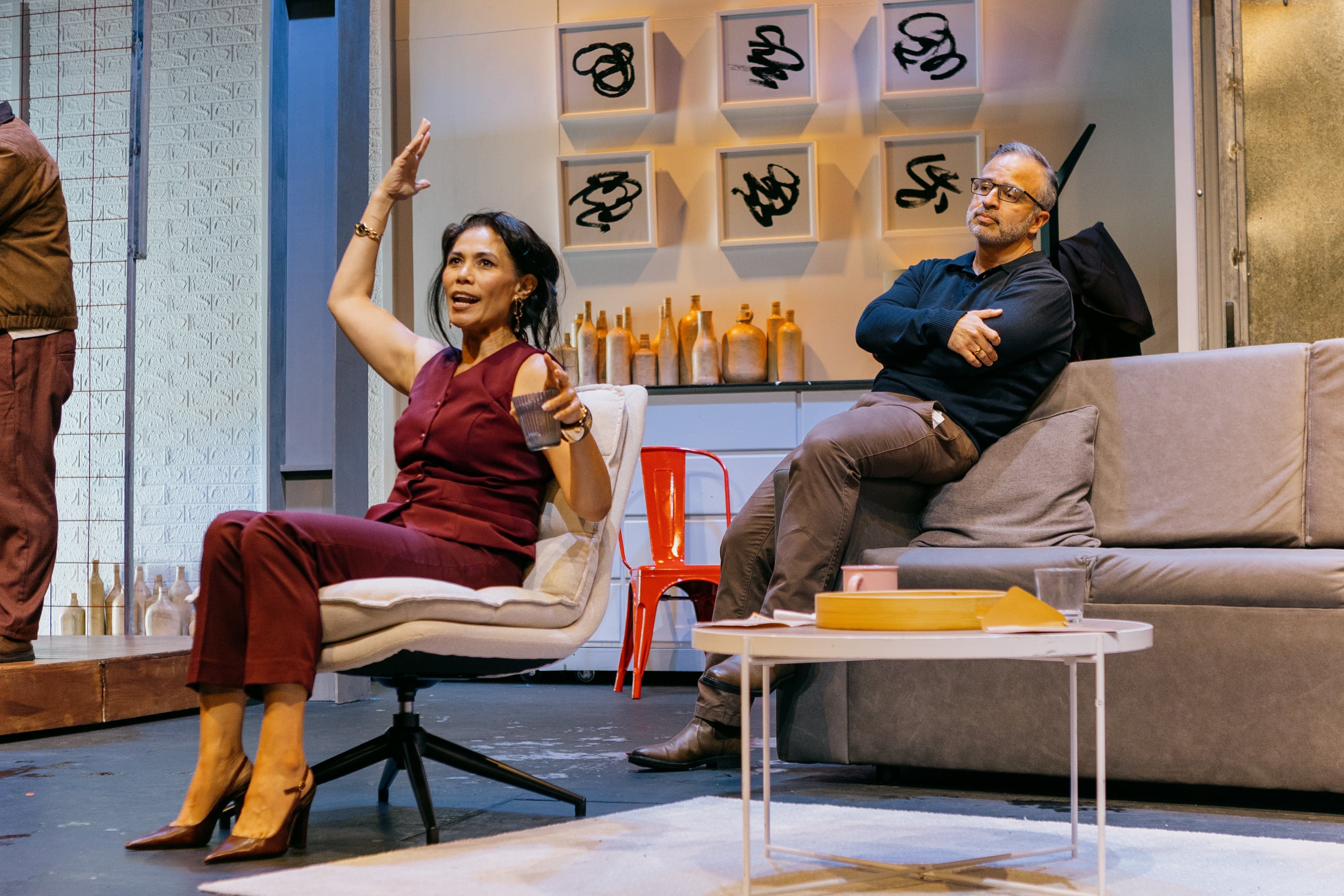 Lo que inicia como una comedia da un giro hacia rincones más oscuros, hasta generar incomodidad en el espectador. Esto es Bajo Terapia, en el Teatro Espressivo.