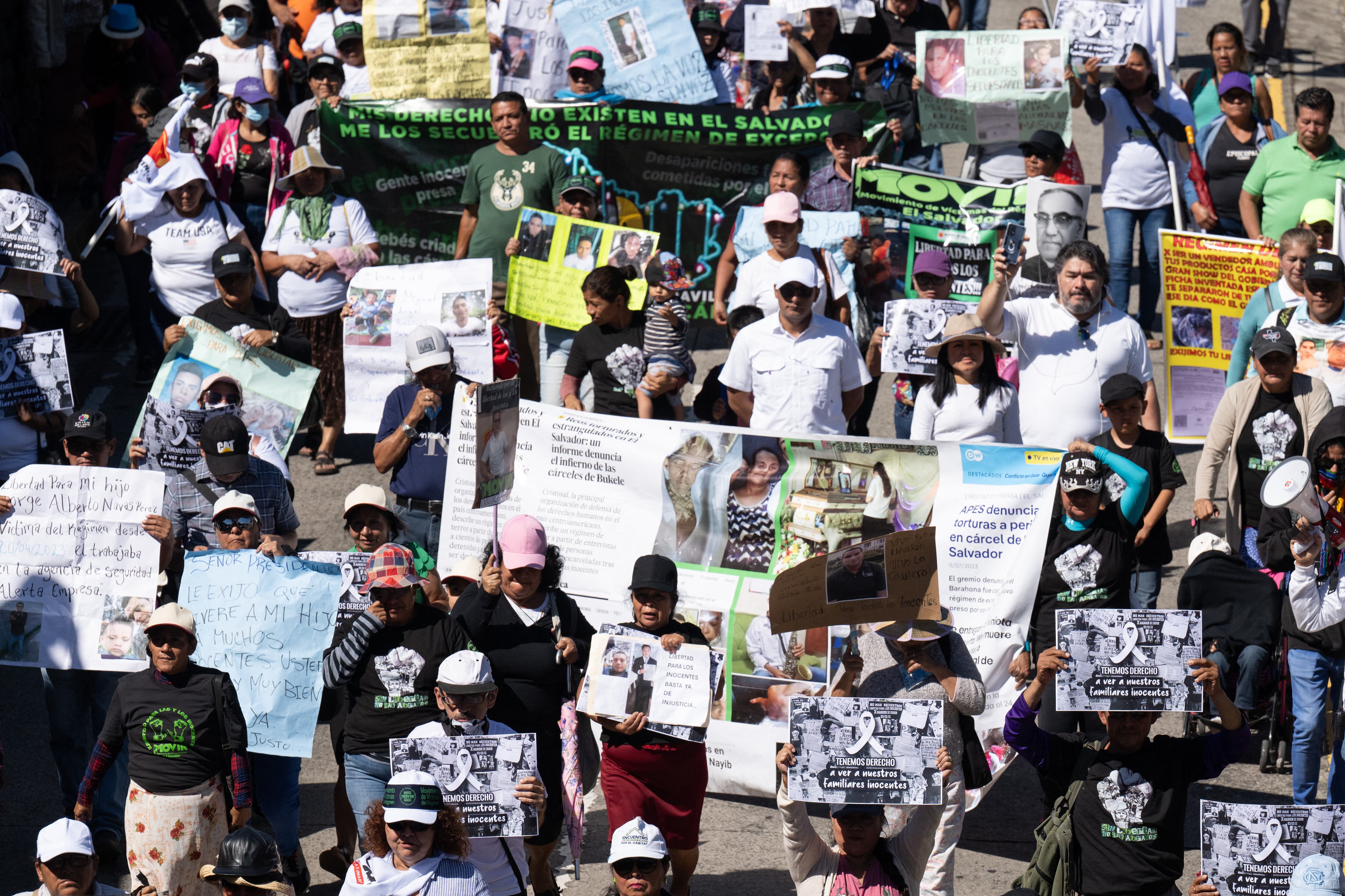 Manifestantes en San Salvador protestan contra los recortes presupuestarios del Gobierno y la Asamblea Legislativa salvadoreña durante una marcha organizada por trabajadores de la salud y sindicatos de docentes.