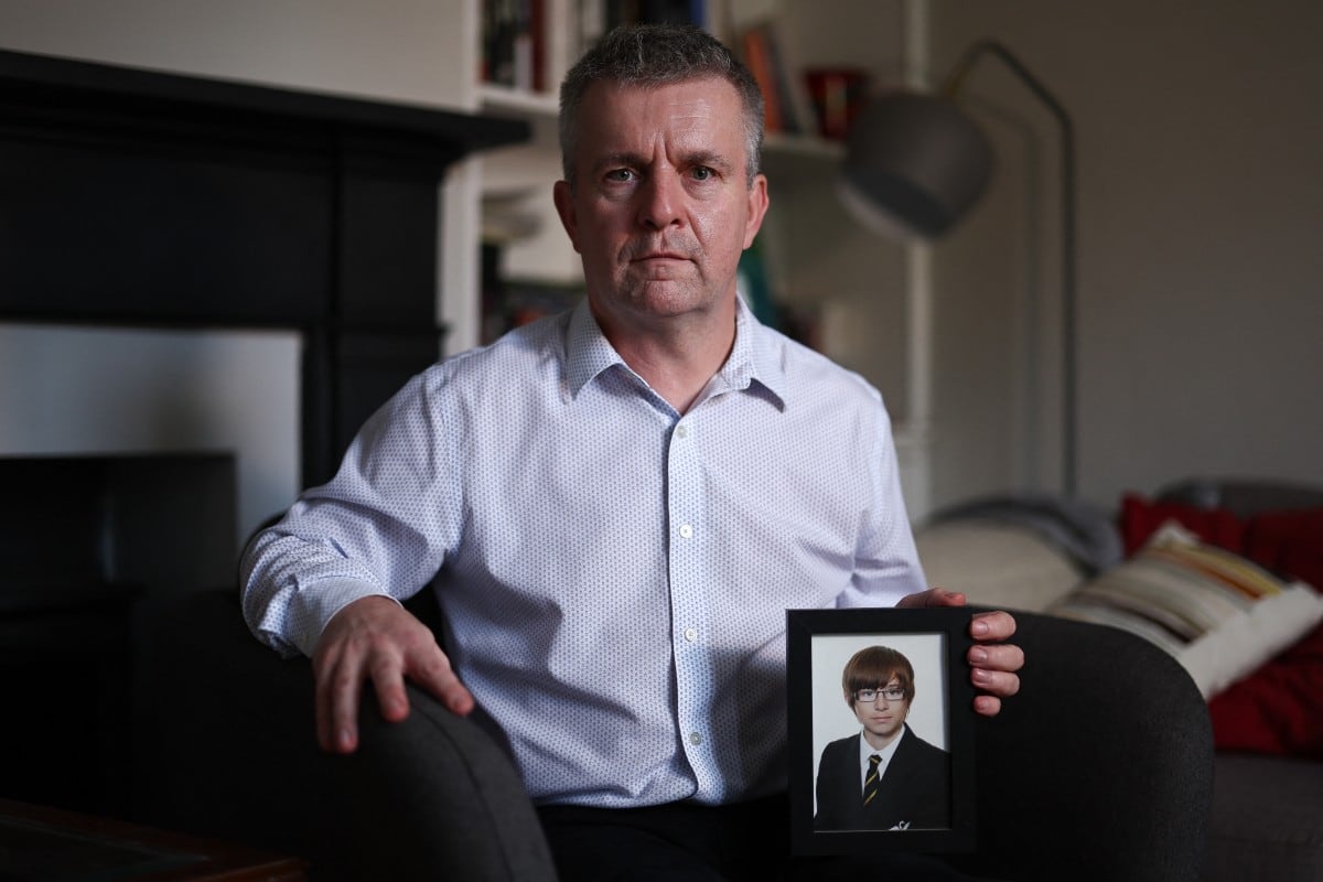 David Parfett posa con una foto de su fallecido hijo Tom en Maidenhead, Reino Unido. Ashtyn fue una de al menos 100 personas que, según la policía, murieron después de que un hombre canadiense le vendiera por internet una sustancia destinada a ayudar a personas con intenciones suicidas.