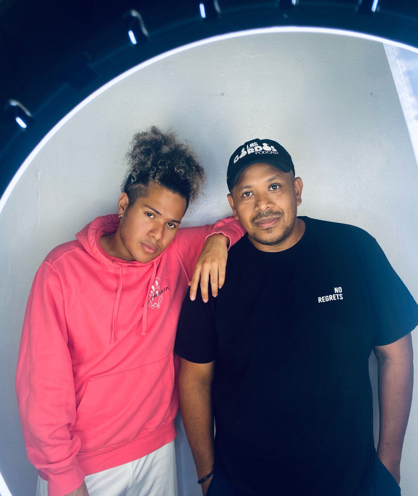 Johnny Roper posando con su hijo el cantante Jay Kendall.