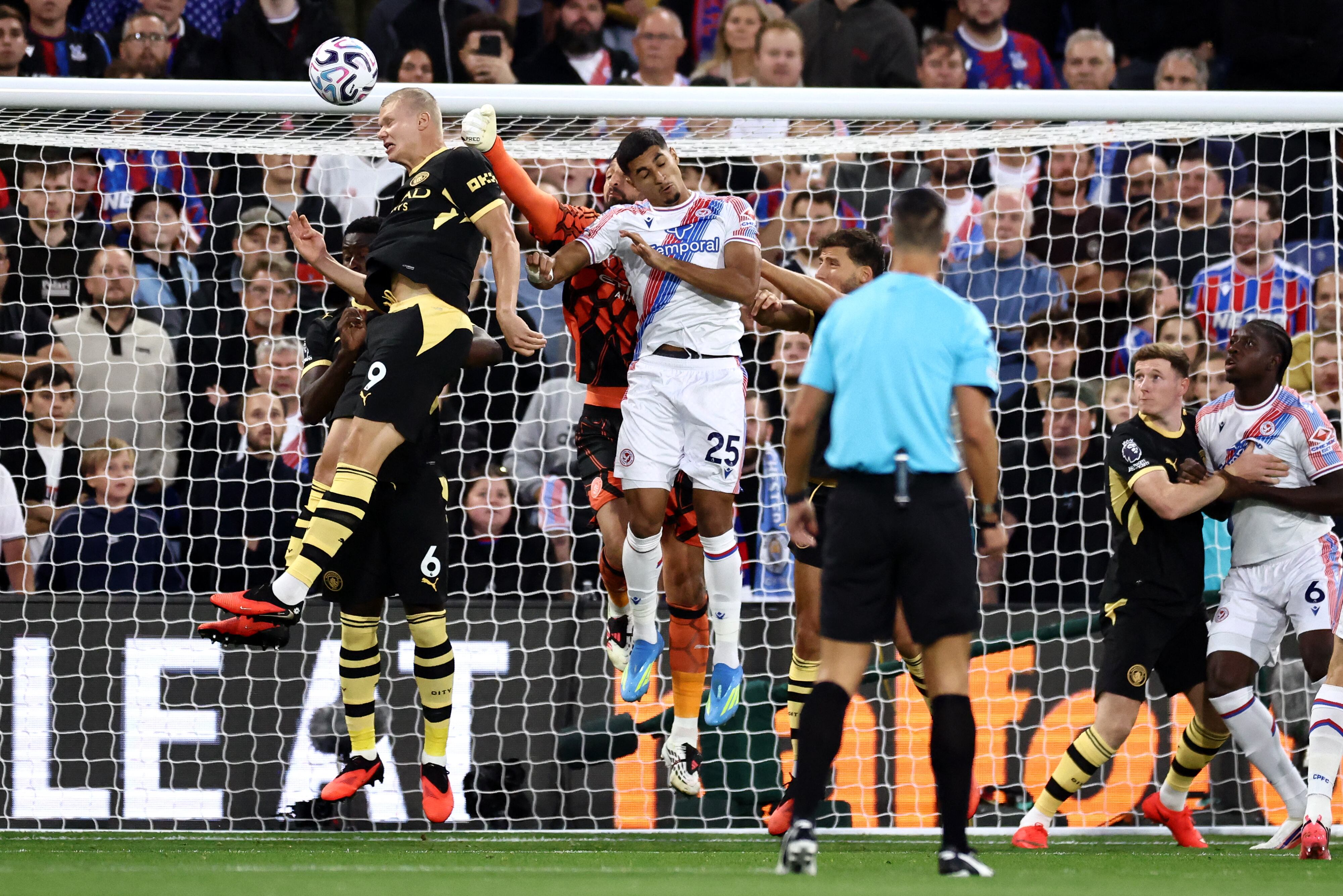 Erling Haaland también baja a defender; aquí despeja el balón durante el partido entre Crystal Palace y Manchester City por la Premier League.