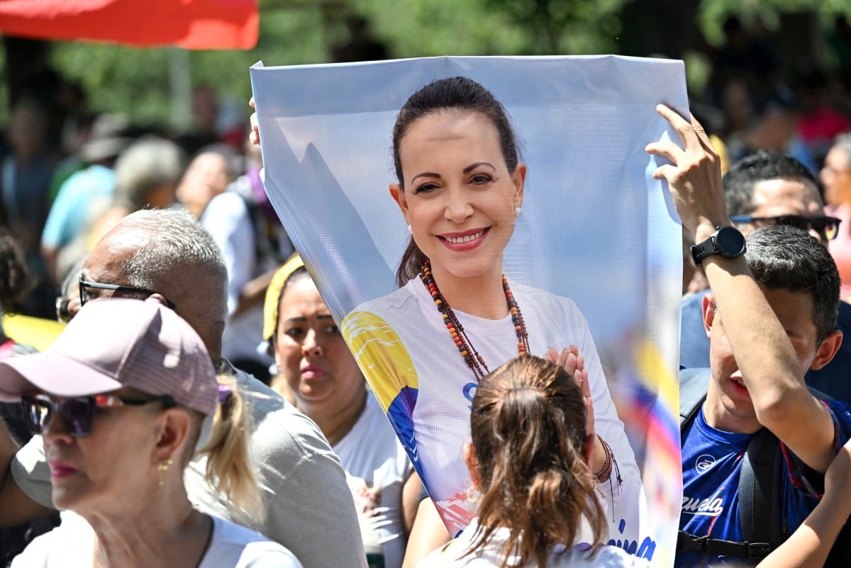 Una manifestante muestra un cartel de la opositora María Corina Machado durante una marcha en Caracas para exigir su regreso a Venezuela, el 24 de septiembre de 2026.