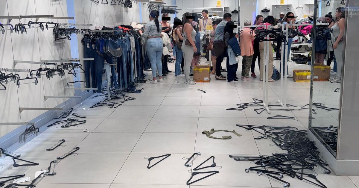 La tarde de este sábado, secciones de la tienda estaban ya vacías.