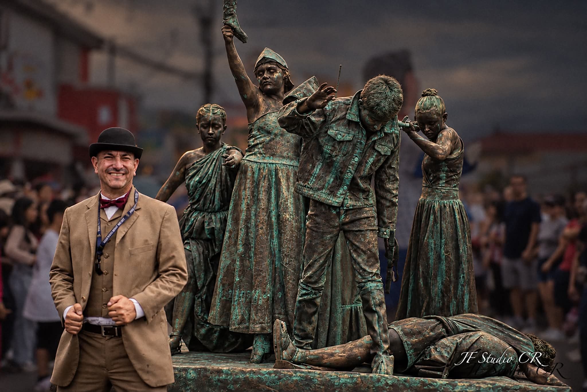 El profesor Jonathan Arce Rodríguez, director de la iniciativa Viajeros en el Tiempo, posa junto a los siete estudiantes que representaron a los personajes del Monumento Nacional en los desfiles de San Rafael de Heredia.