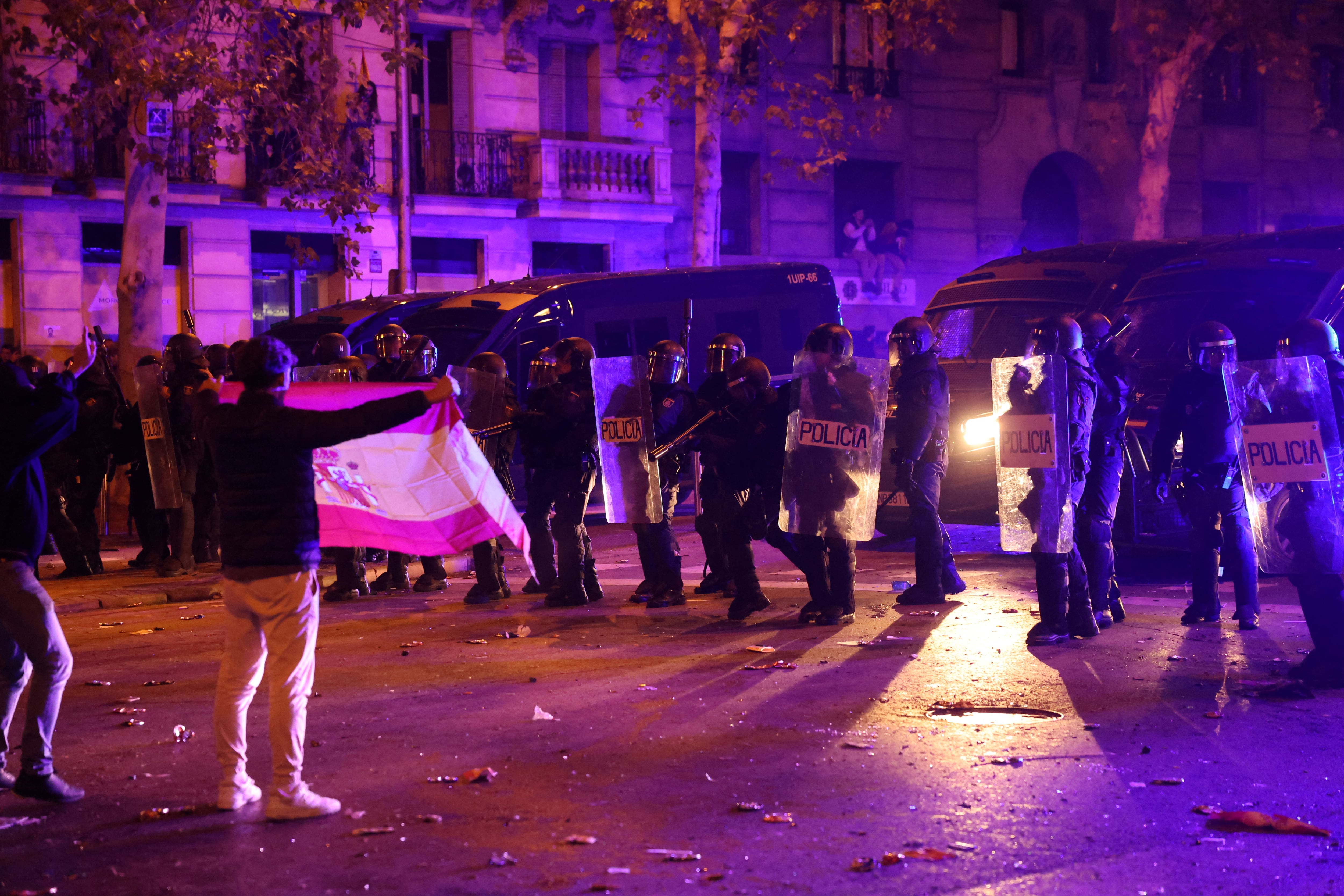 Policías se enfrentan a manifestantes durante una protesta convocada por movimientos de extrema derecha contra las negociaciones gubernamentales para conceder una amnistía a las personas involucradas en el fallido intento de independencia de Cataluña de 2017, cerca de la sede del Partido Socialista Español (PSOE) en Madrid, el 7 de noviembre de 2023.