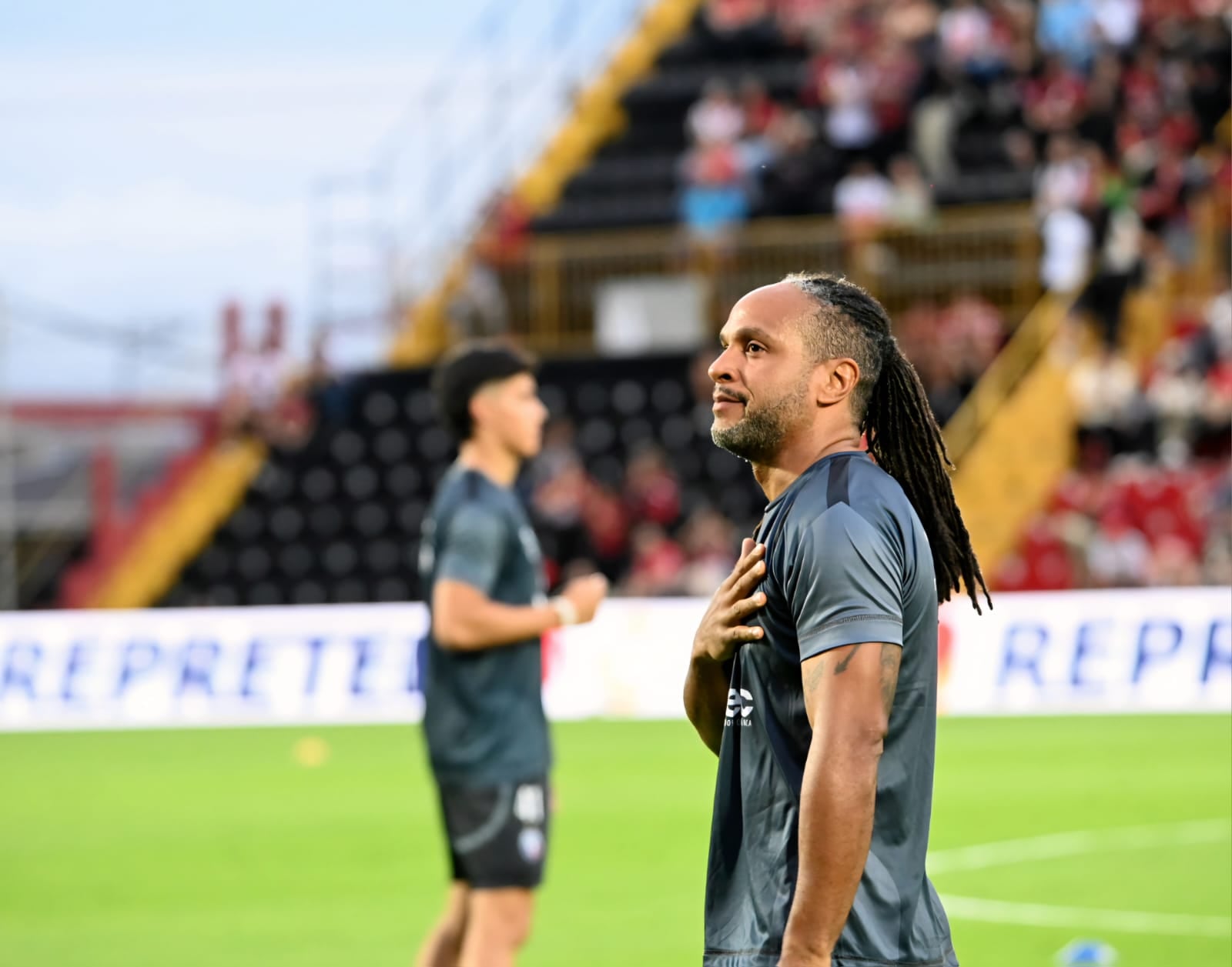 Jonathan McDonald saluda desde la cancha del estadio Alejandro Morera Soto, el día de su despedida del fútbol en el partido entre Alajuelense y San Carlos.