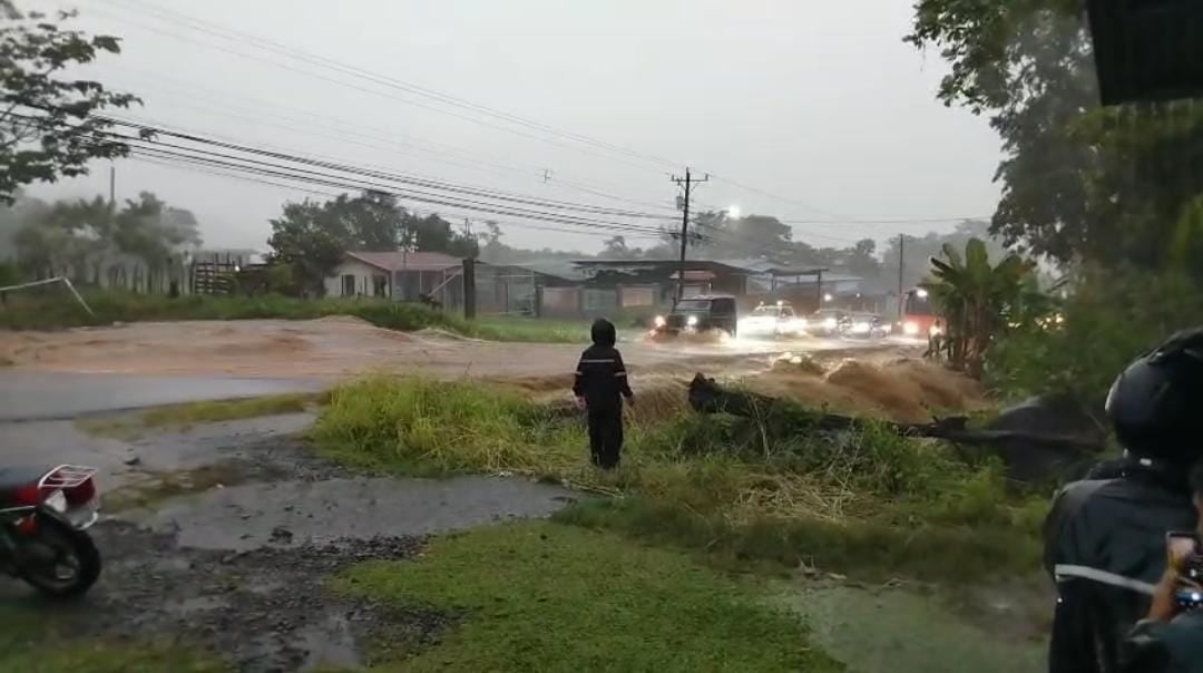 En San Carlos se reportó el desbordamiento de ríos, lo que ocasionó que el paso de vehículo estuviera limitado.