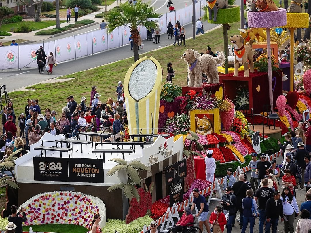 Carrozas decoradas con flores naturales desfilando durante el Desfile de las Rosas en Pasadena, rodeadas de espectadores.