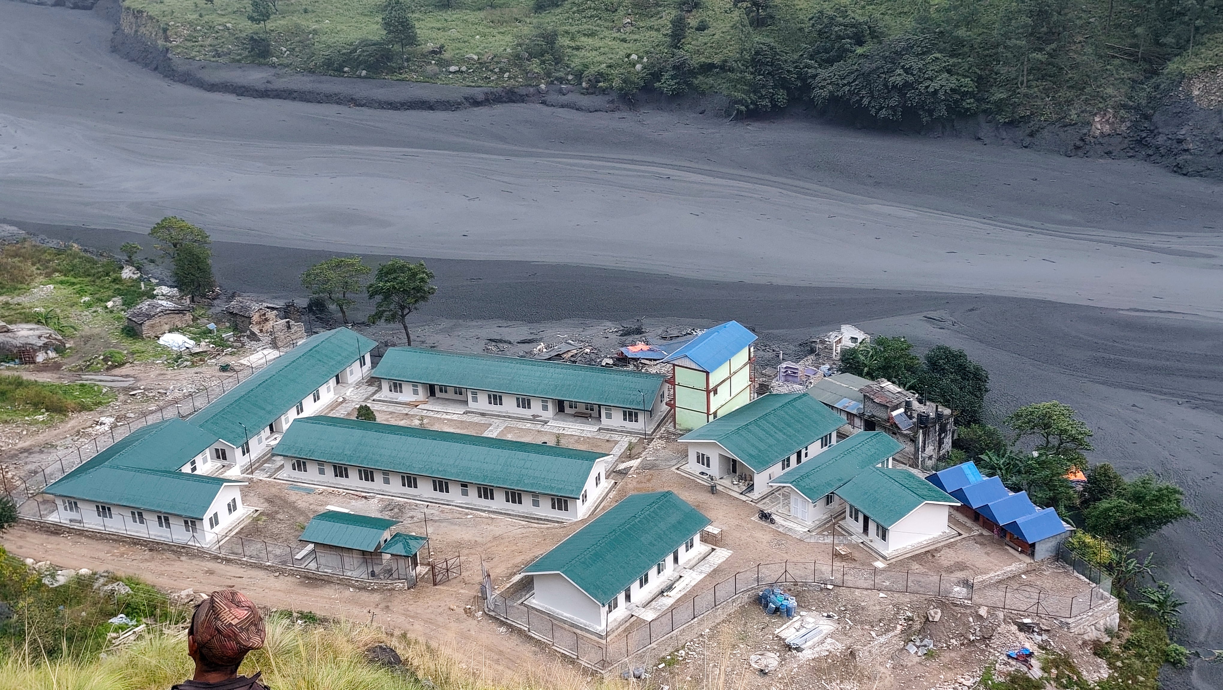 Así quedó una planta hidroeléctrica en construcción tras la crecida del río Budhi Gandaki, en Nepal, el 11 de octubre del 2026. La corriente también arrastró equipos de construcción.