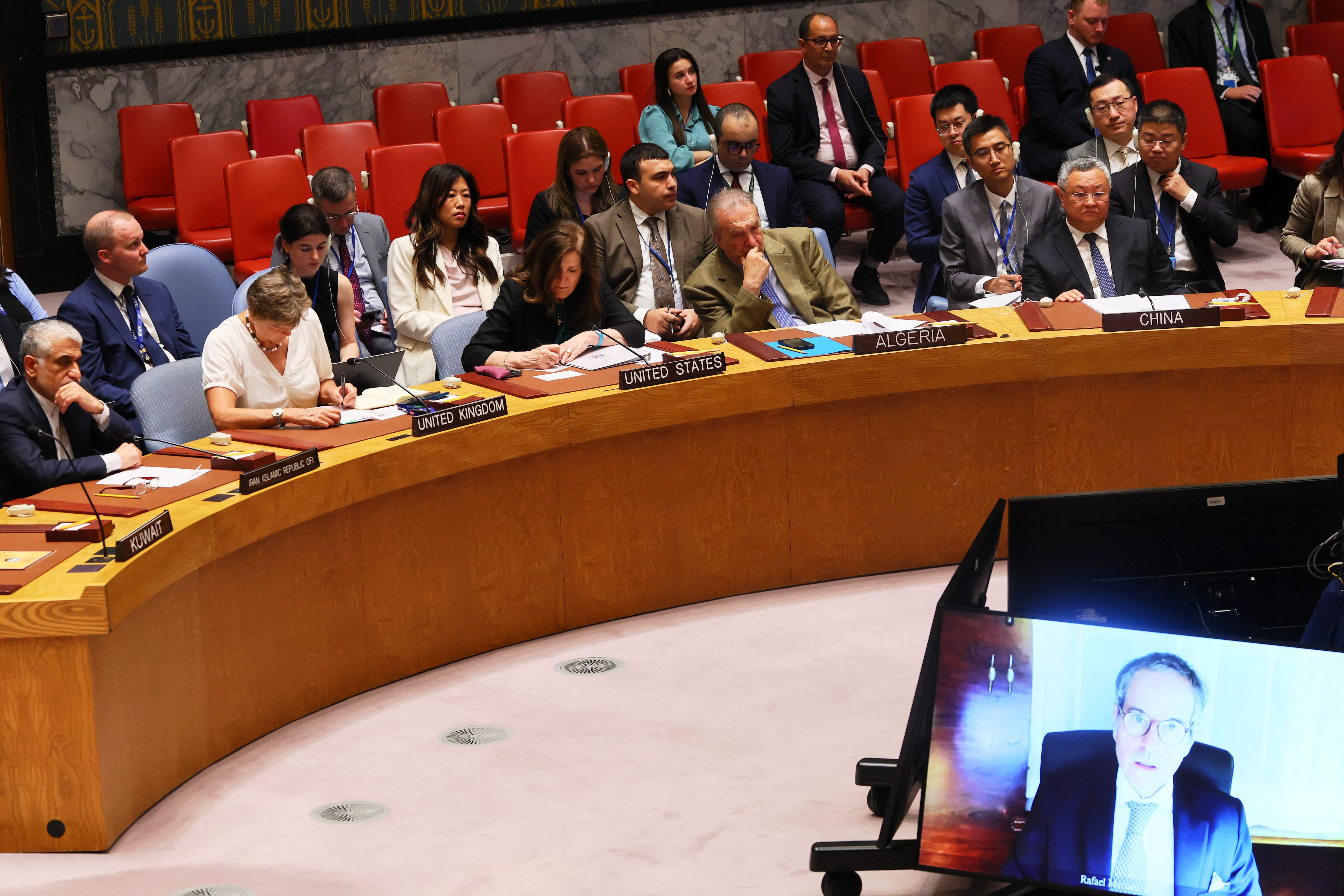 Miembros del Consejo de Seguridad de las Naciones Unidas escucharon a Rafael Grossi, Director General del Organismo Internacional de Energía Atómica, hablar por video durante una reunión sobre amenazas a la paz y la seguridad internacionales en la sede de las Naciones Unidas el 22 de junio en Nueva York. Fotografía:
