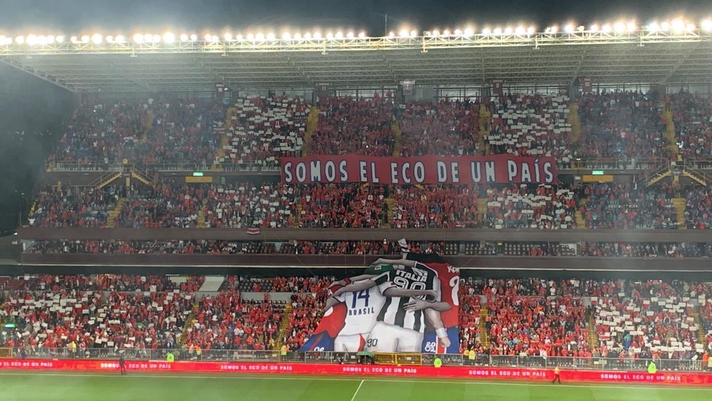 Así se vio el Estadio Ricardo Saprissa cuando la Selección de Costa Rica y la de Panamá ingresaron a la cancha. Fue un recibimiento emotivo.