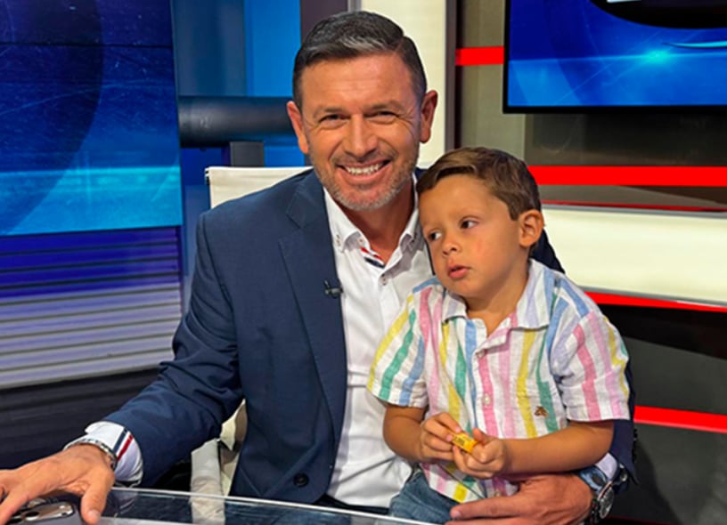 Rolando Fonseca y su nieto Felipe en el set de Telenoticias