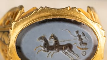 Anillo romano de oro oculto hace 1.700 años reaparece en Inglaterra y un museo paga $105.000 por la pieza