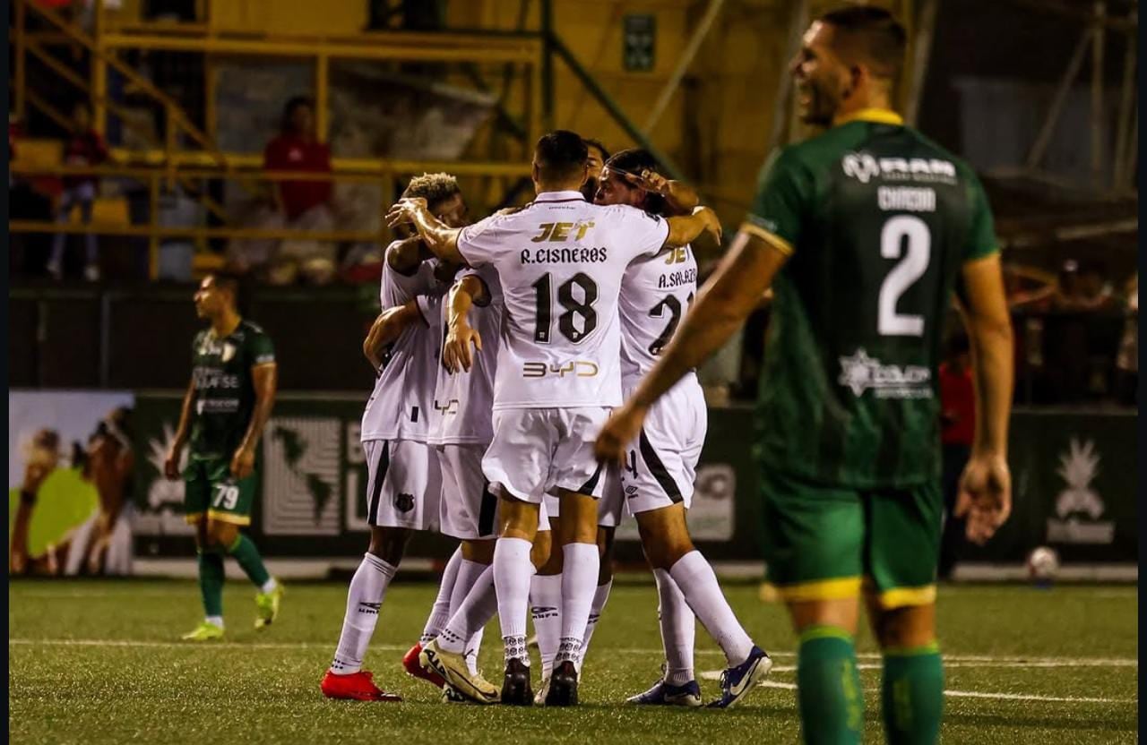 Alajuelense está venciendo de visitante a Inter San Carlos. En la foto, los jugadores de Alajuelense celebrando uno de los goles.