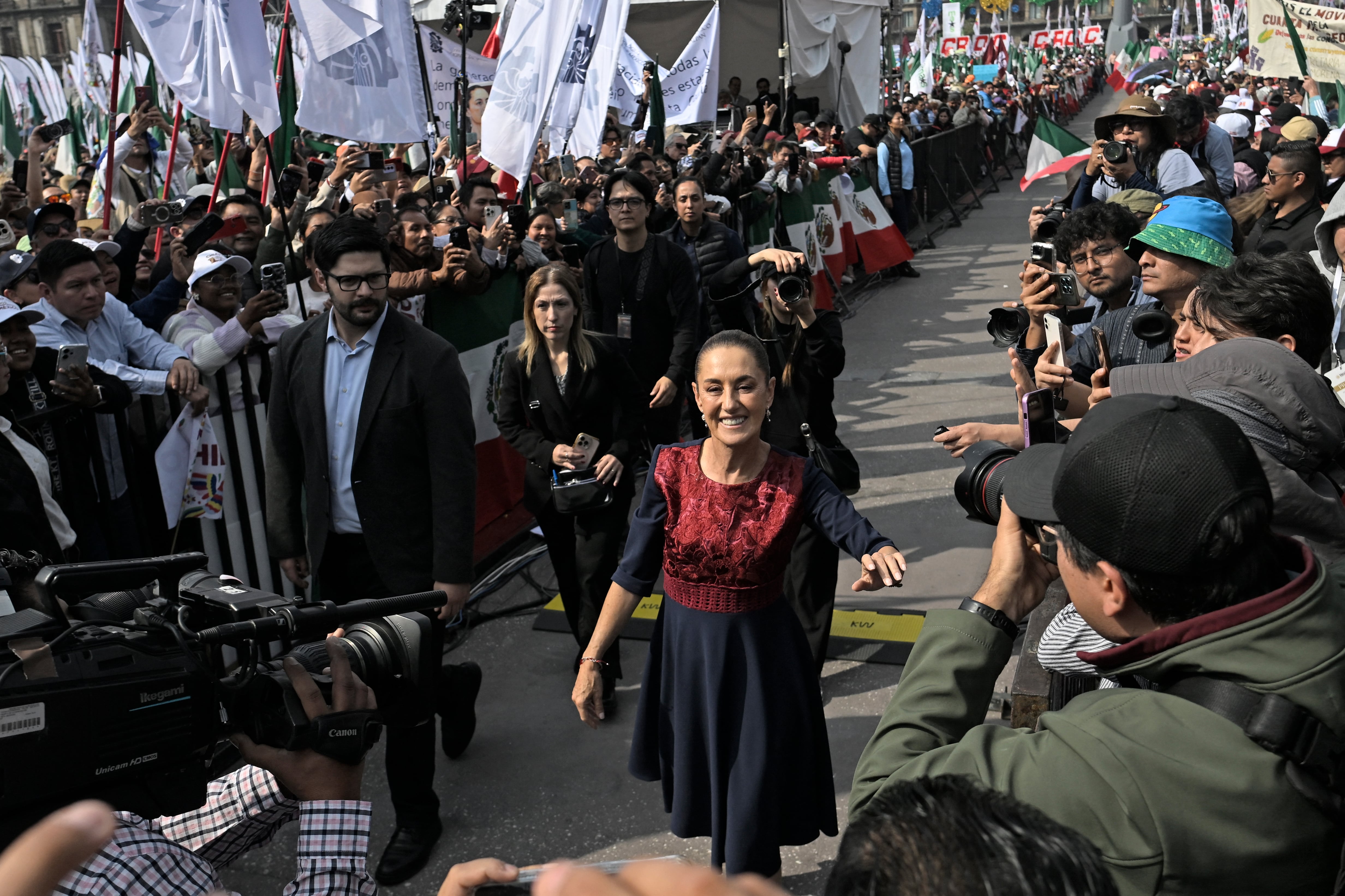 La Presidenta de México, Claudia Sheinbaum, sonríe a su llegada a un mitin que conmemora el séptimo aniversario del partido Morena en el gobierno