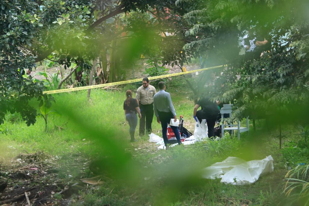 Agentes del OIJ se encargaron de levantar los cuerpos y recolectar indicios a orillas del río Tiribí, en Bajo Los Anonos.