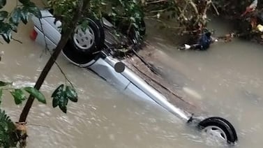 Crecida le sacó el carro del garaje y lo encontraron en río: intensos aguaceros causan inundaciones en Sarapiquí y Limón