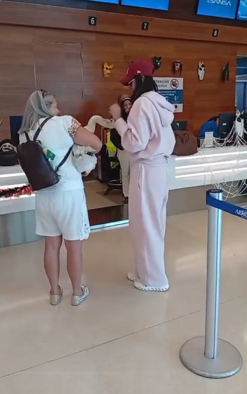 Ganso viral llamó la atención de Sheynnis Palacios, a quien se encontró en el aeropuerto.