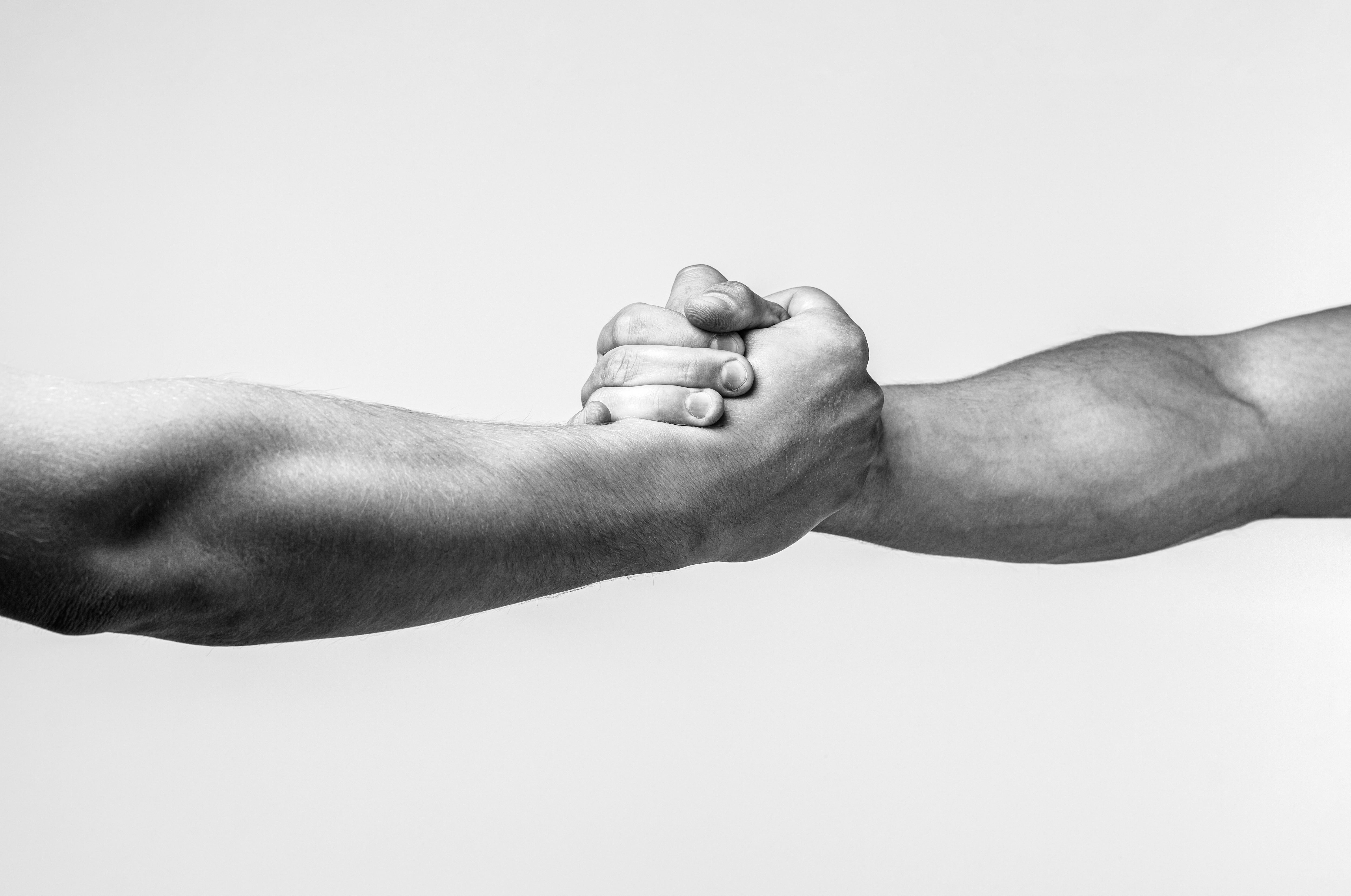 Estrechón de manos de dos hombres, se dan la mano, estrechan manos