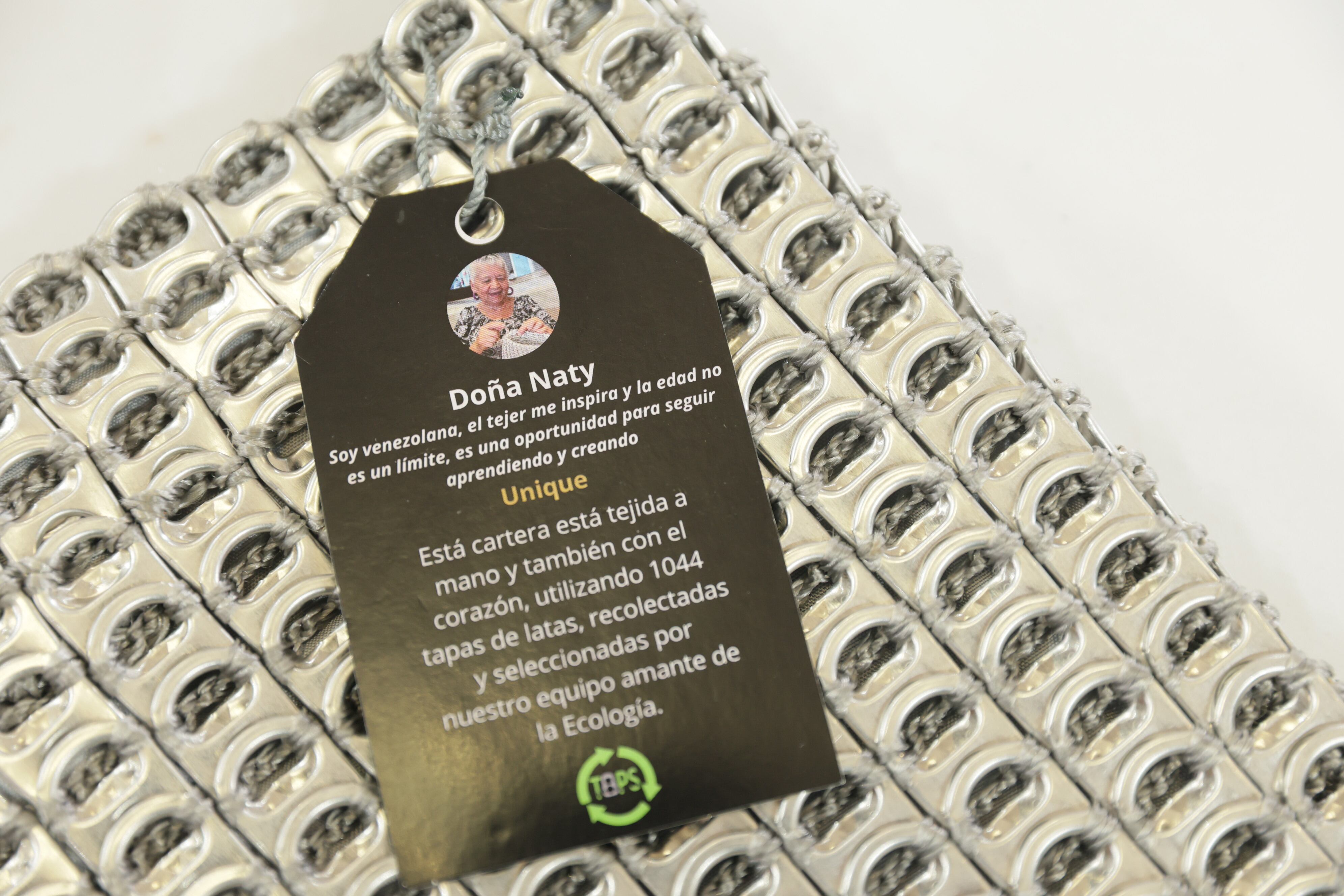 Lenis García enseña sus bolsos y da capacitación a alumnas quienes aprenden esta técnica