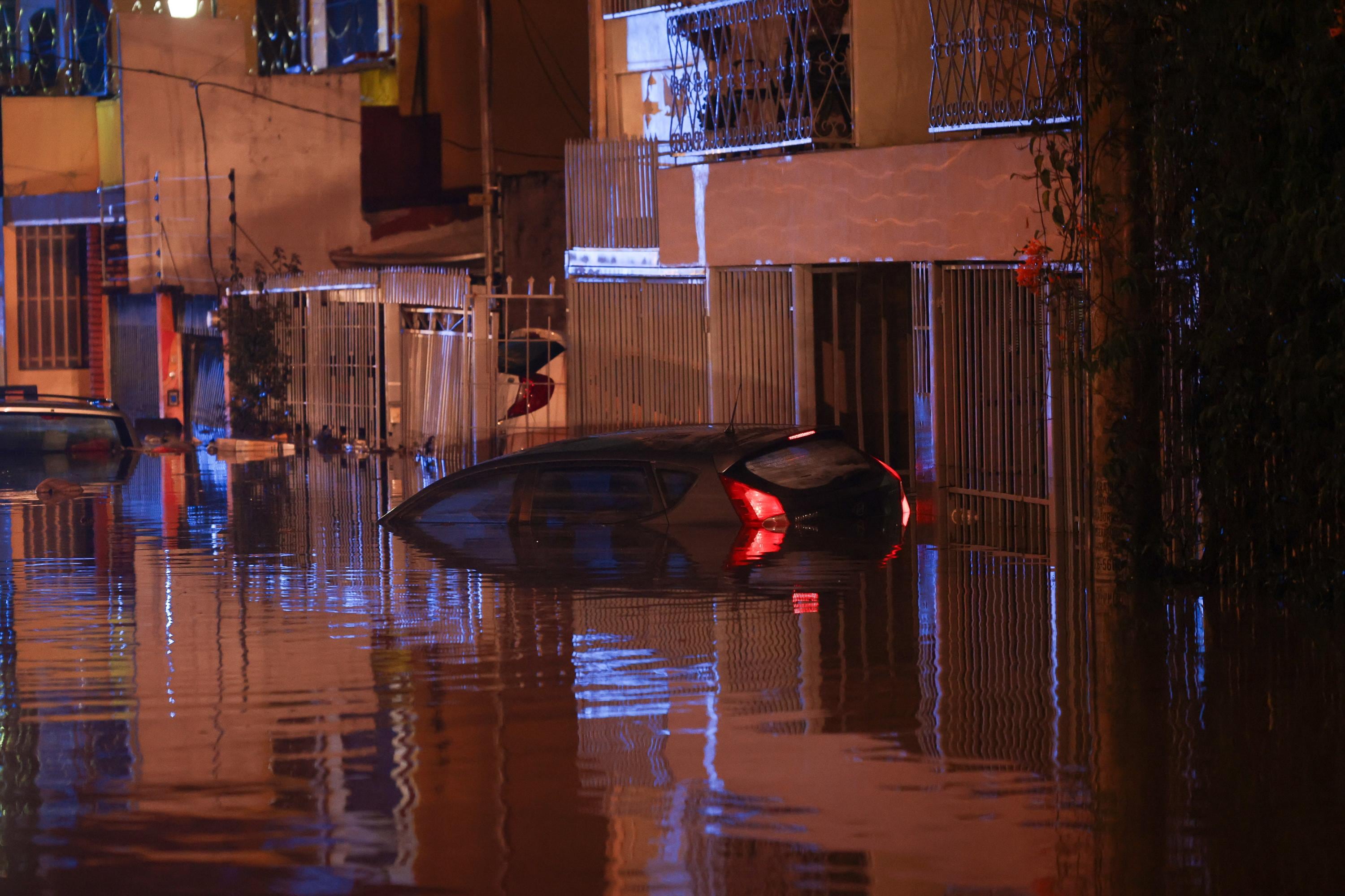 Se reportan vehículos bajo el agua en Barrio Dent tras fuertes lluvias.