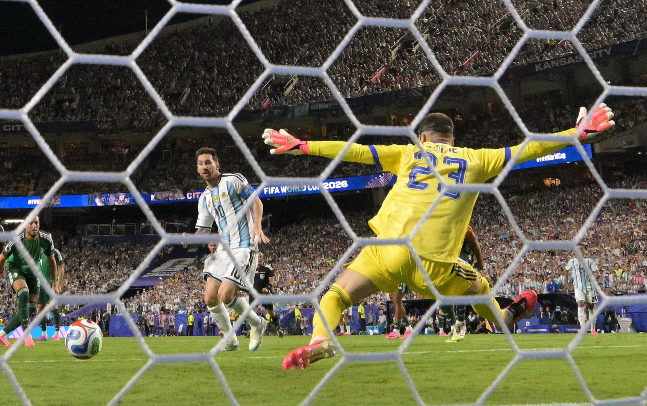 El delantero de la Selección de Argentina Lionel Messi anota uno de sus tres goles de la noche ante Argelia, para empatar una marca en Mundiales.