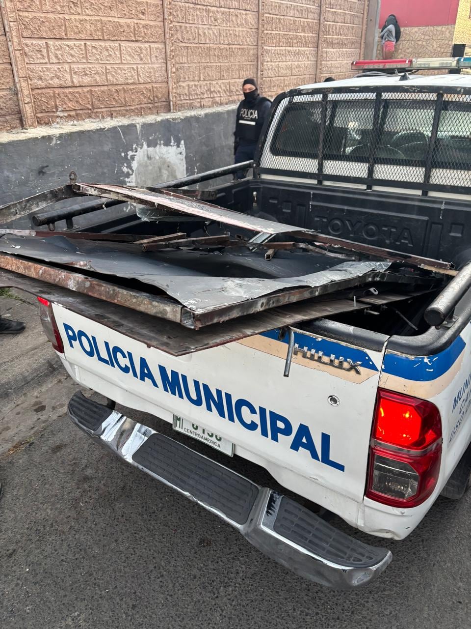 Las estructuras de hierro y acero usadas para reforzar los búnkeres fueron decomisadas por la policía municipal de Cartago.