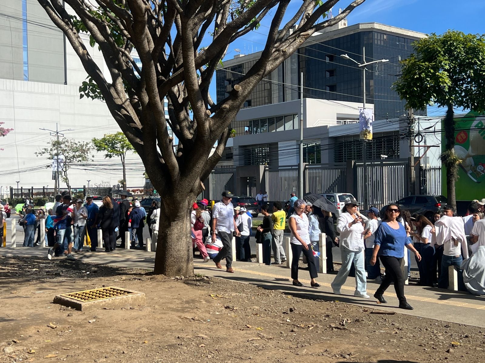 Filas de asistentes para ingresar a la ceremonia.
