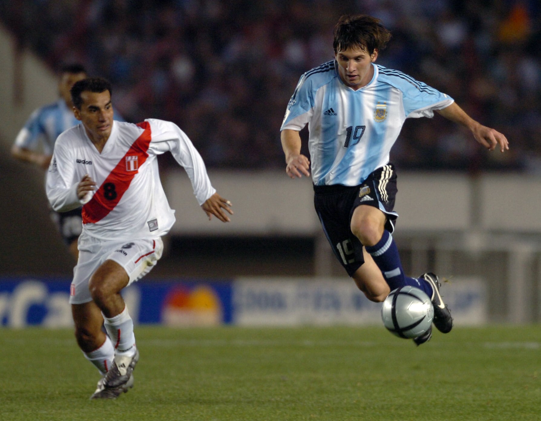 Este fue uno de los primeros partidos de Lionel Messi con la Selección de Argentina, ante Perú, en octubre de 2005 por las eliminatorias hacia el Mundial de Alemania. Lo marca Rainer Torres en el Monumental de Buenos Aires.