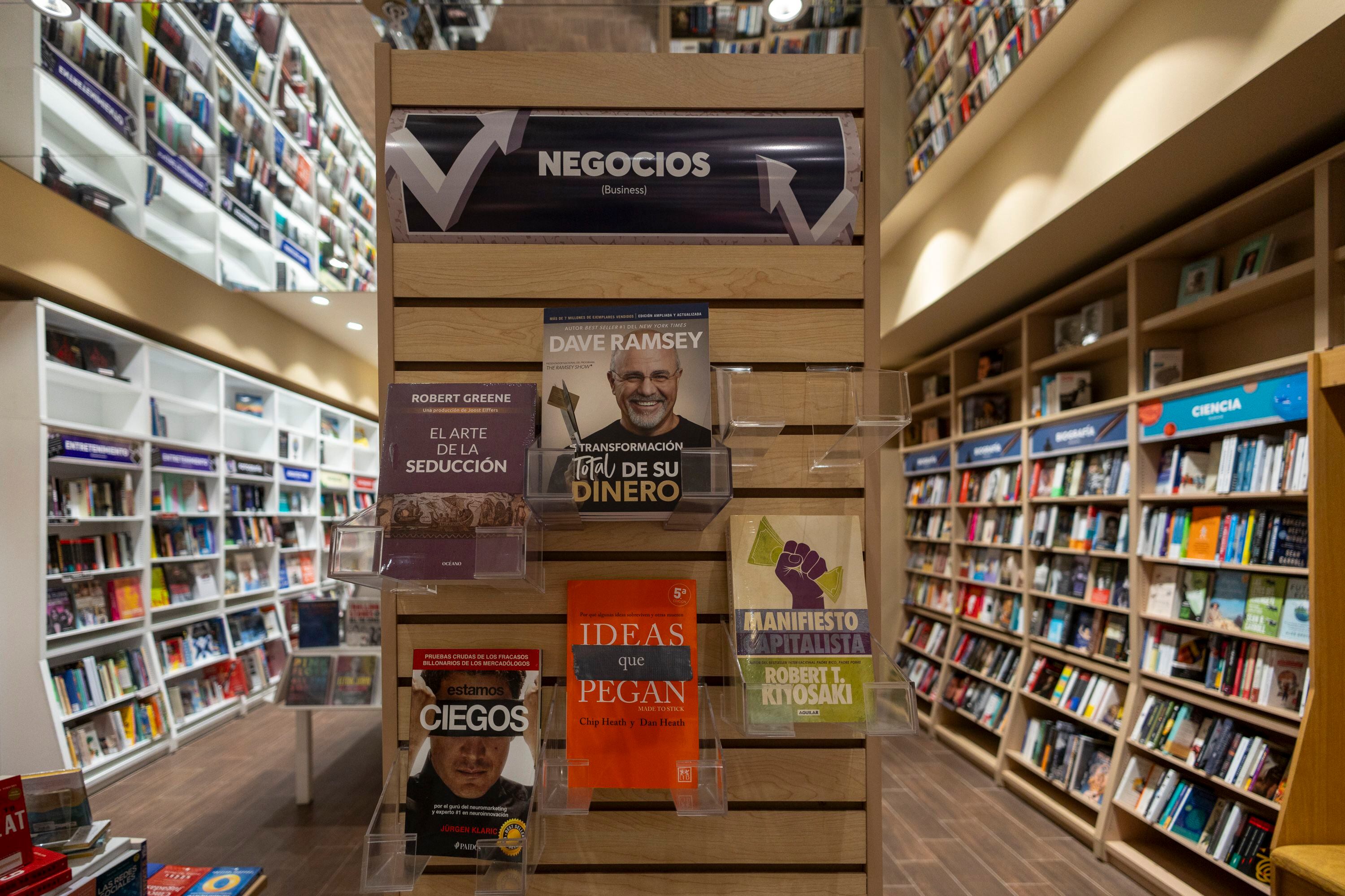 Tienda de Librería Internacional en Plaza Lincoln. Anaqueles con libros