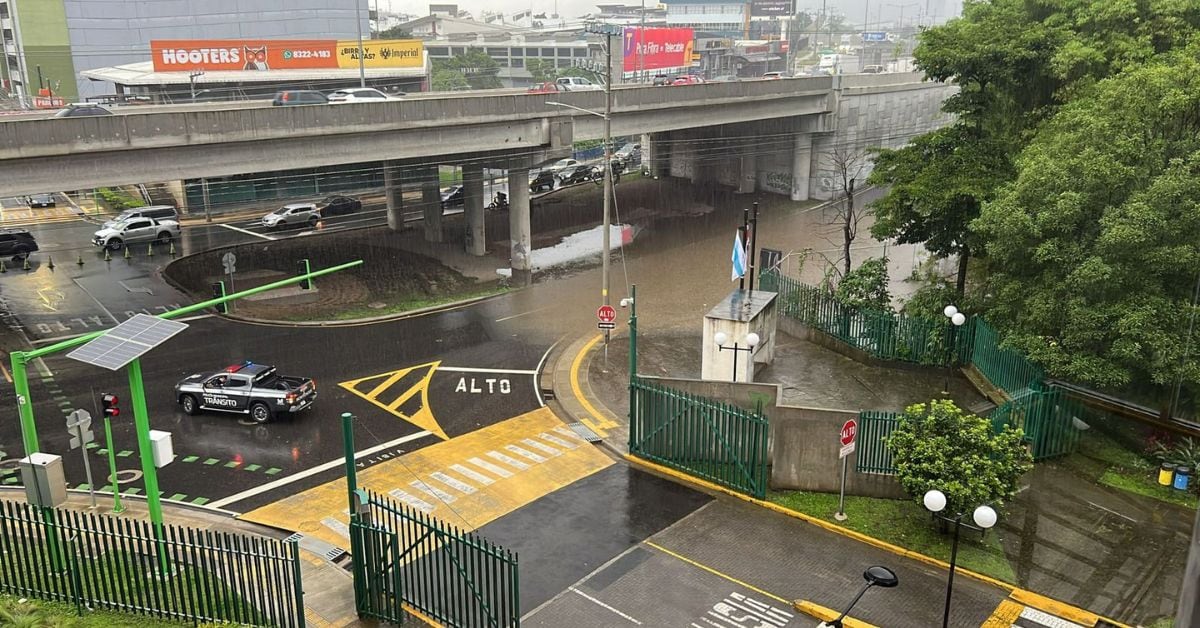 Así luce el paso inferior del viaducto ubicado frente a la facultad de Derecho de la UCR la tarde de este jueves 20 de junio. (Foto: tomada de redes)