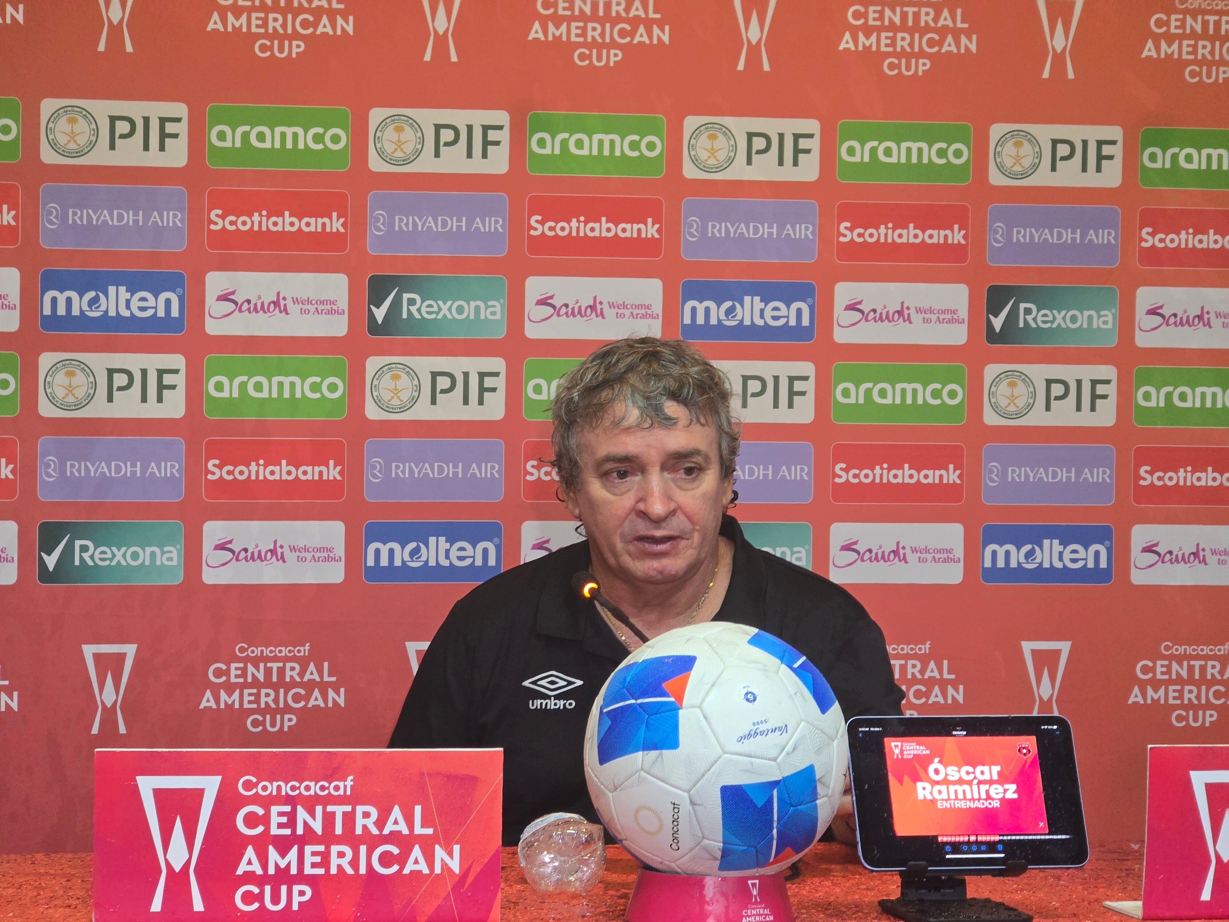 Óscar Ramírez quedó todo mojado después de la visita sorpresiva de los jugadores de Liga Deportiva Alajuelense y luego siguió dando declaraciones.