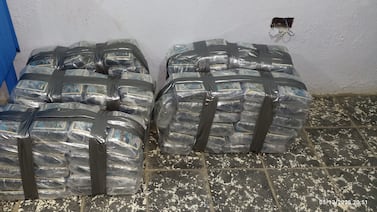 Pasajero fue hallado con 500 paquetes de marihuana dentro de carro; el conductor huyó a pie